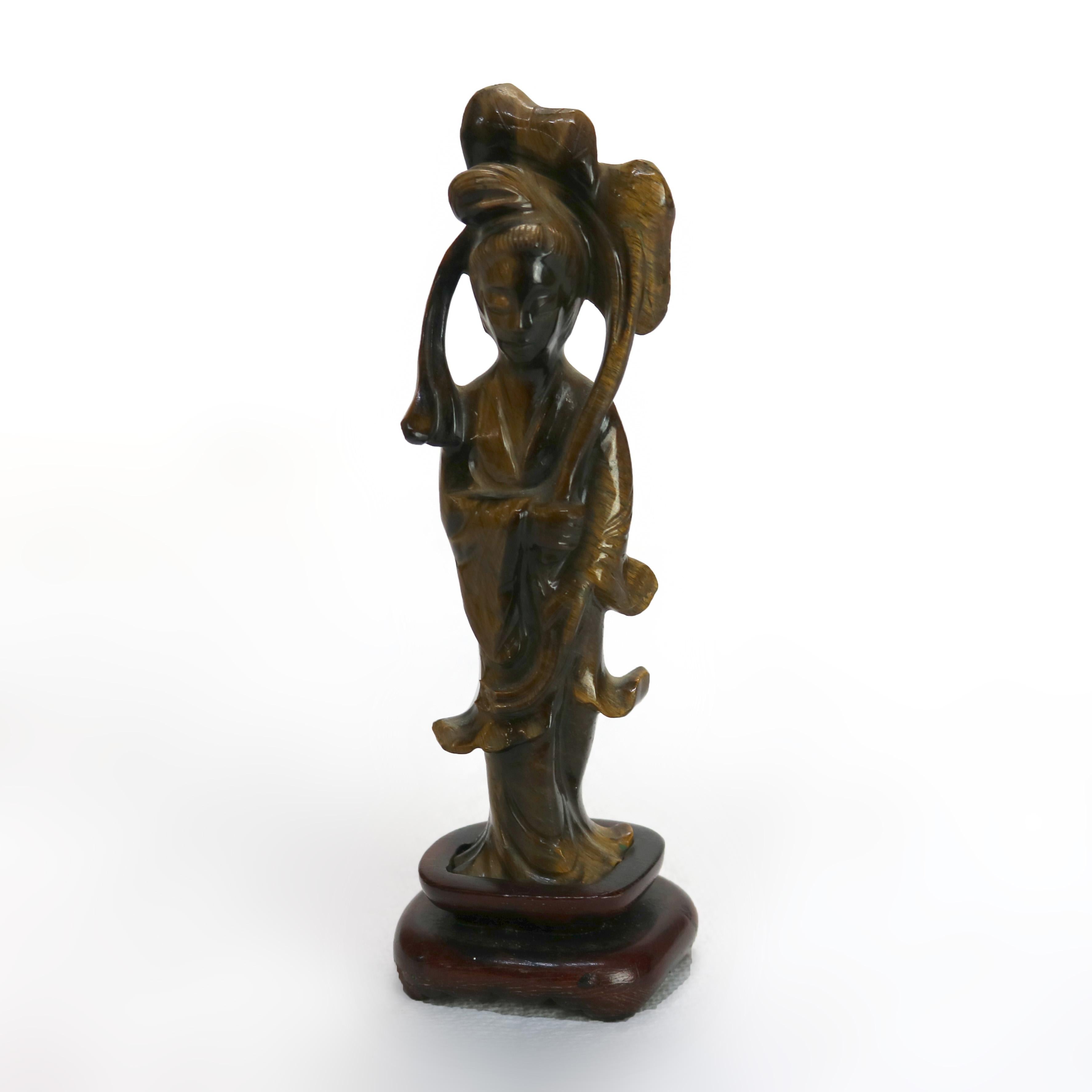 Antica figura intagliata dell'occhio di tigre Kwan Yin C1920

Misure: 6,25