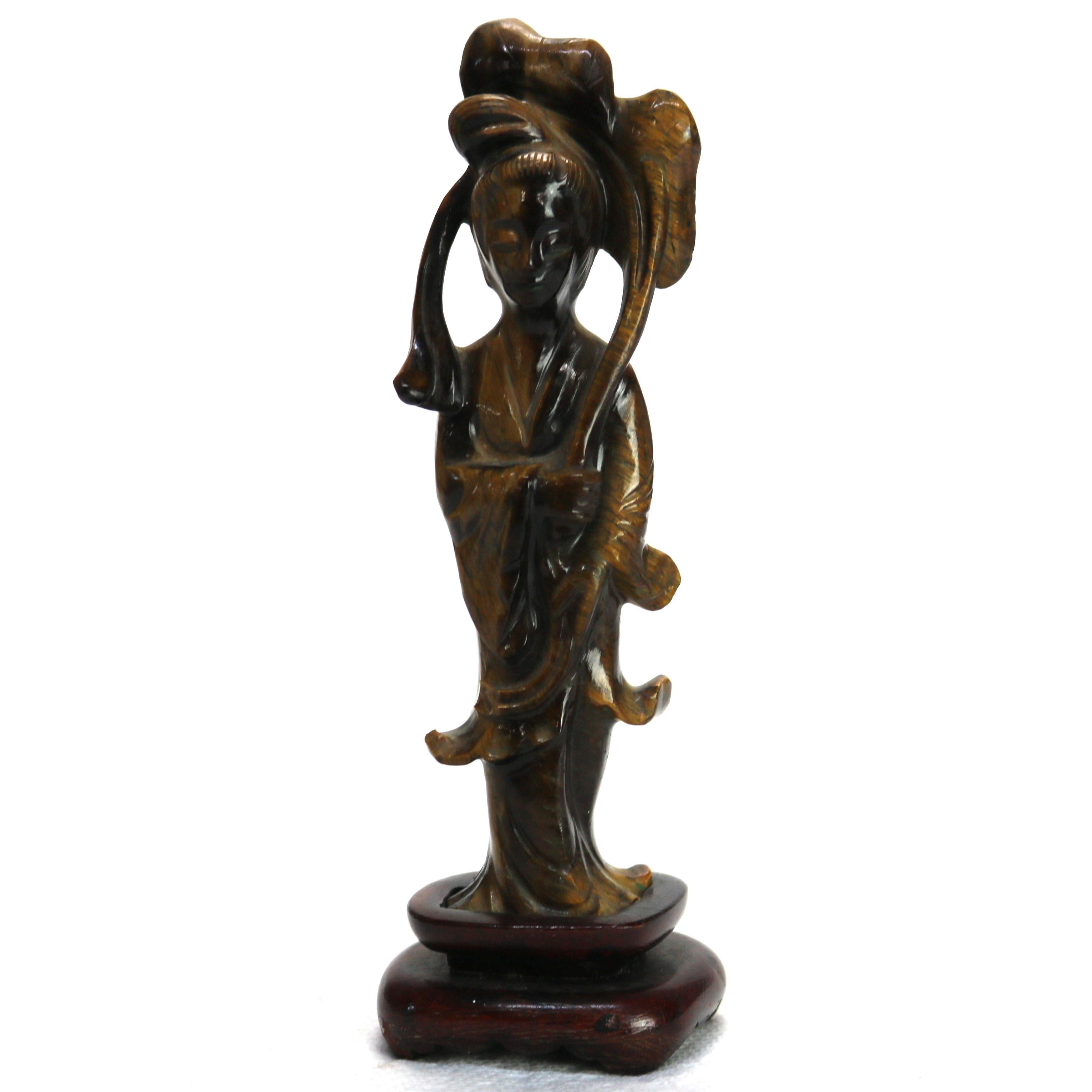 Antica figura intagliata dell'occhio di tigre Kwan Yin C1920 In condizioni buone in vendita a Big Flats, NY