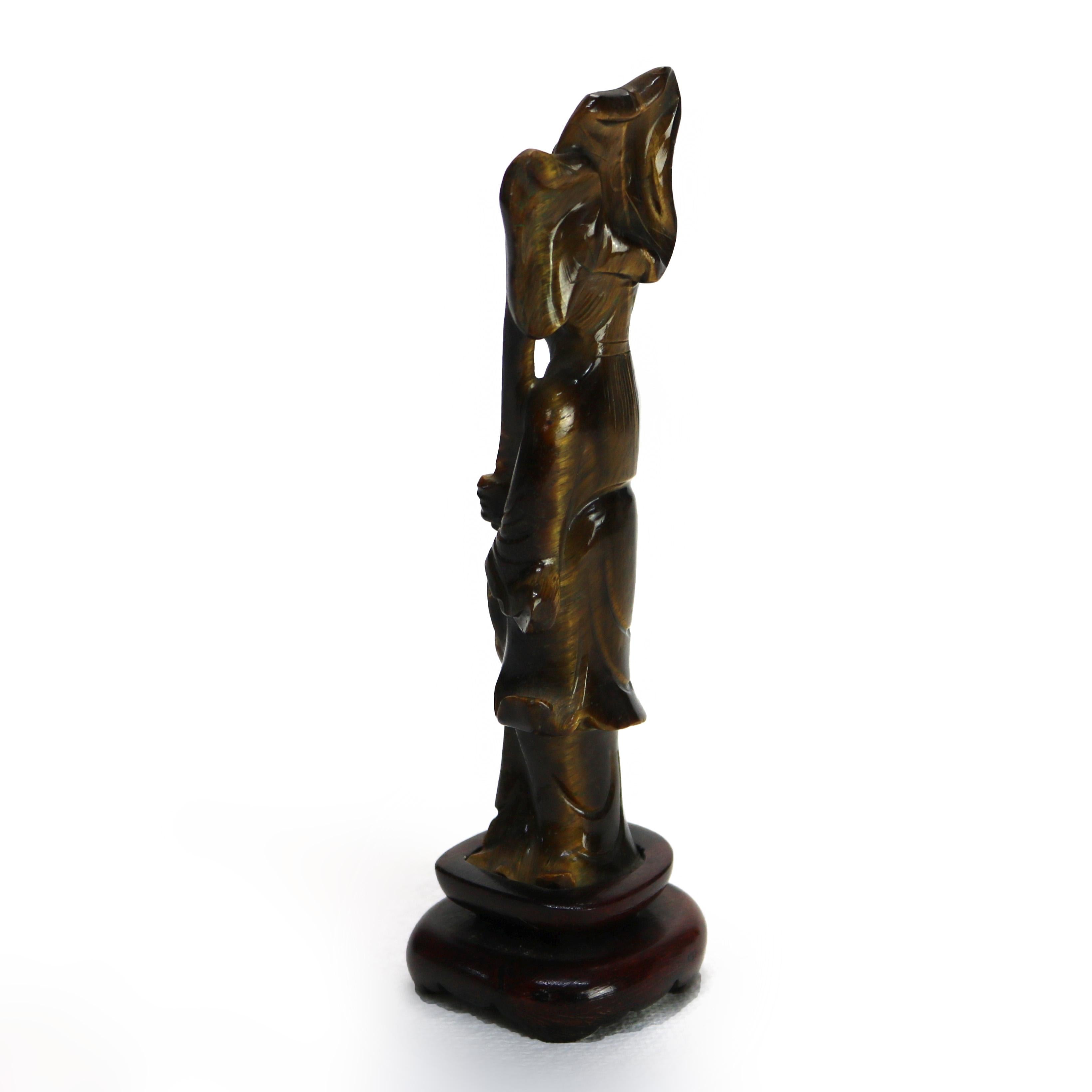 Pietra Antica figura intagliata dell'occhio di tigre Kwan Yin C1920 in vendita