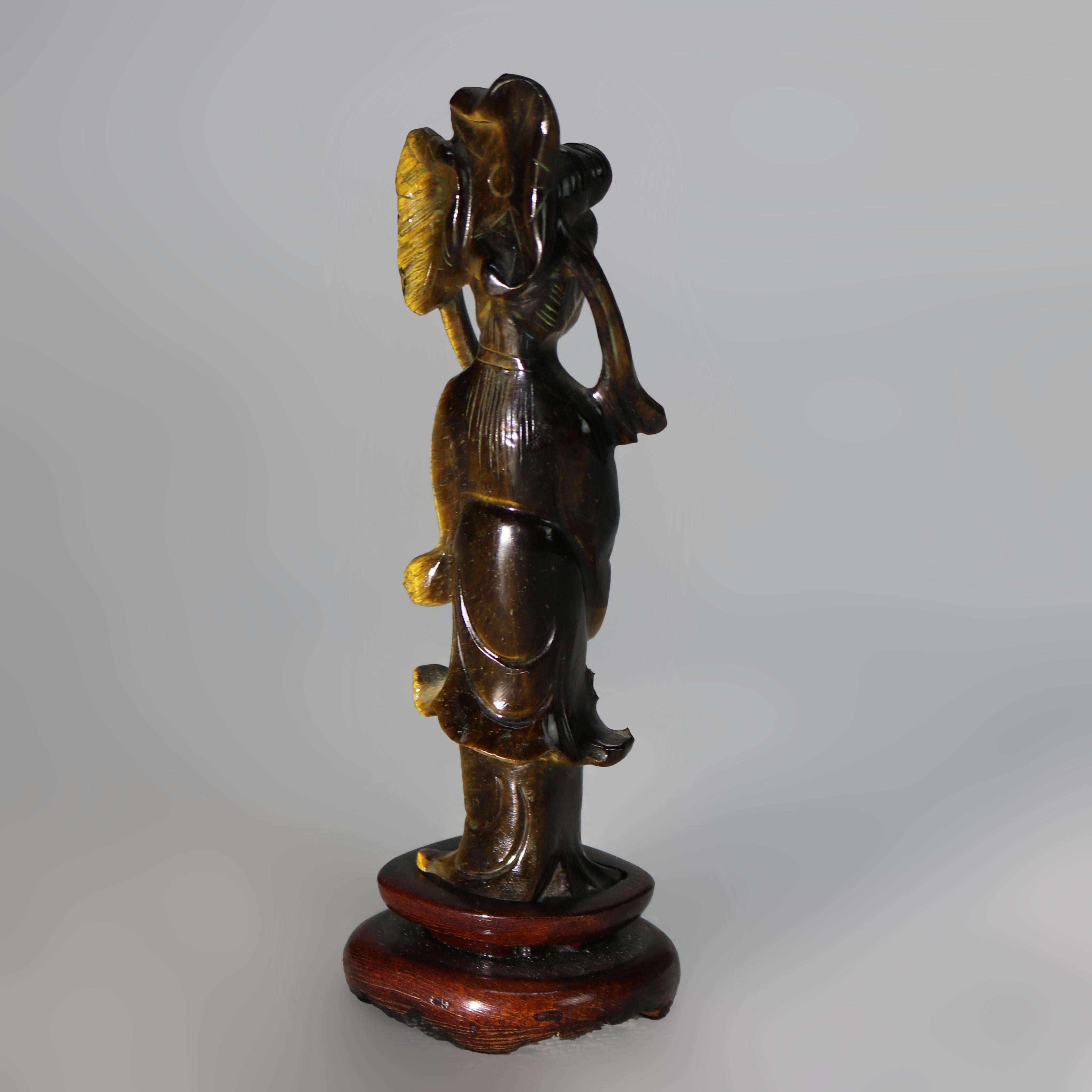 Antica figura intagliata dell'occhio di tigre Kwan Yin C1920 in vendita 2