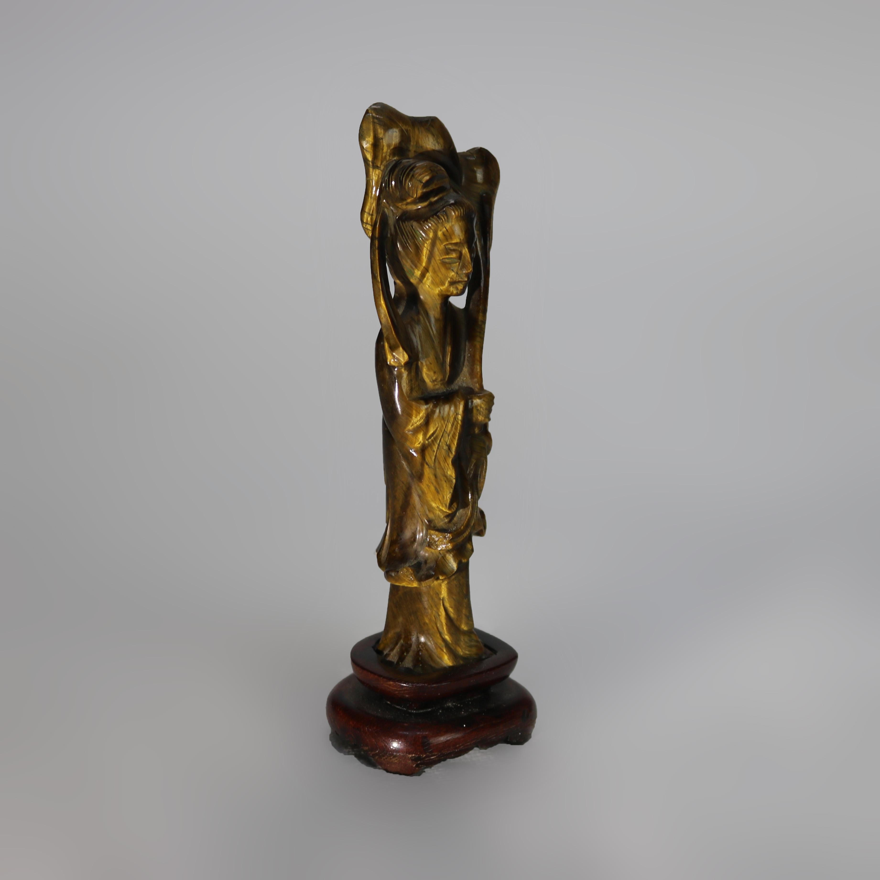 Antica figura intagliata dell'occhio di tigre Kwan Yin C1920 in vendita 3