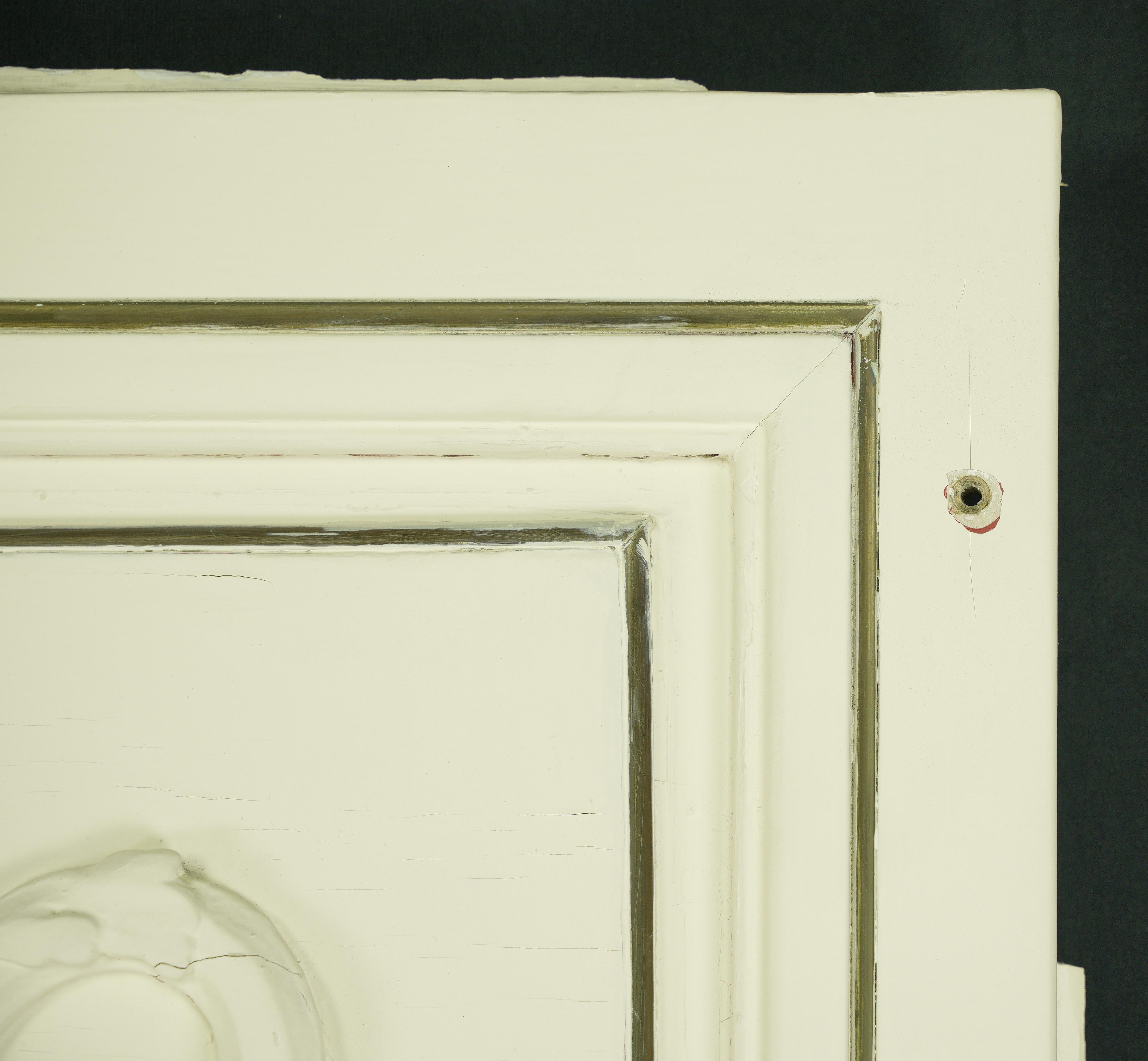 Miroir ancien en bois blanc sculpté en forme d'urne en vente 6