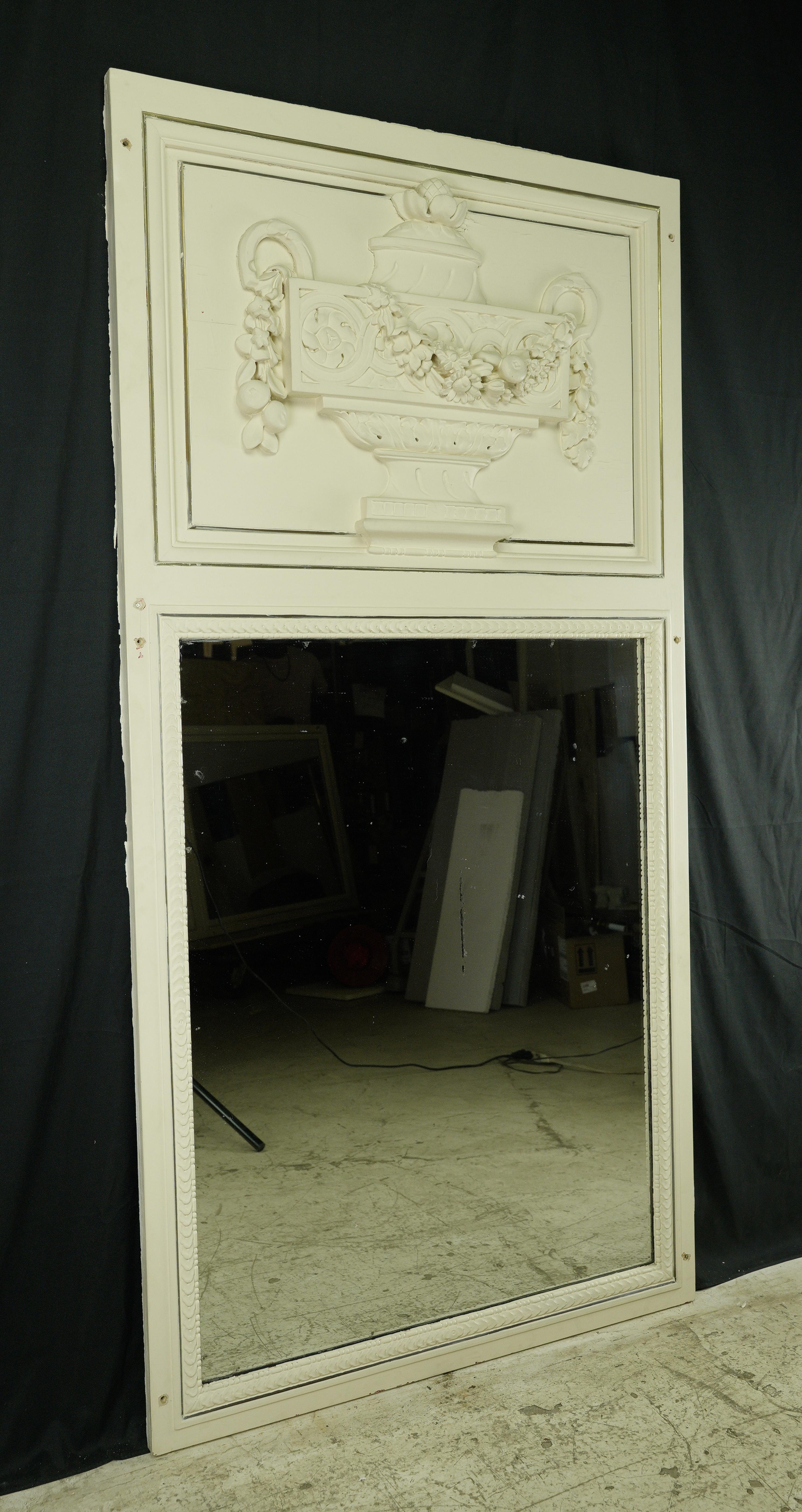 Miroir ancien en bois blanc sculpté en forme d'urne en vente 7