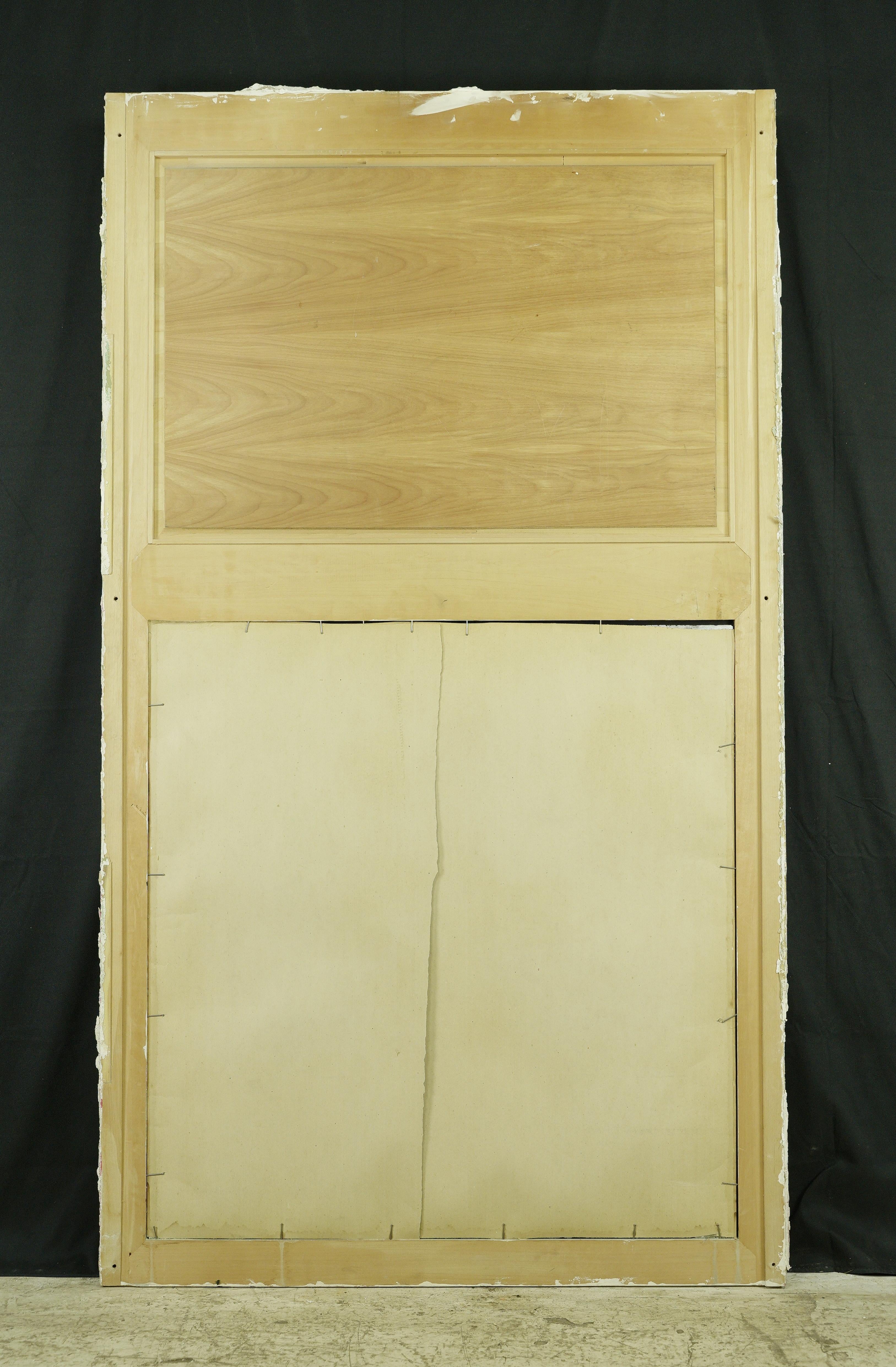 Miroir ancien en bois blanc sculpté en forme d'urne en vente 8