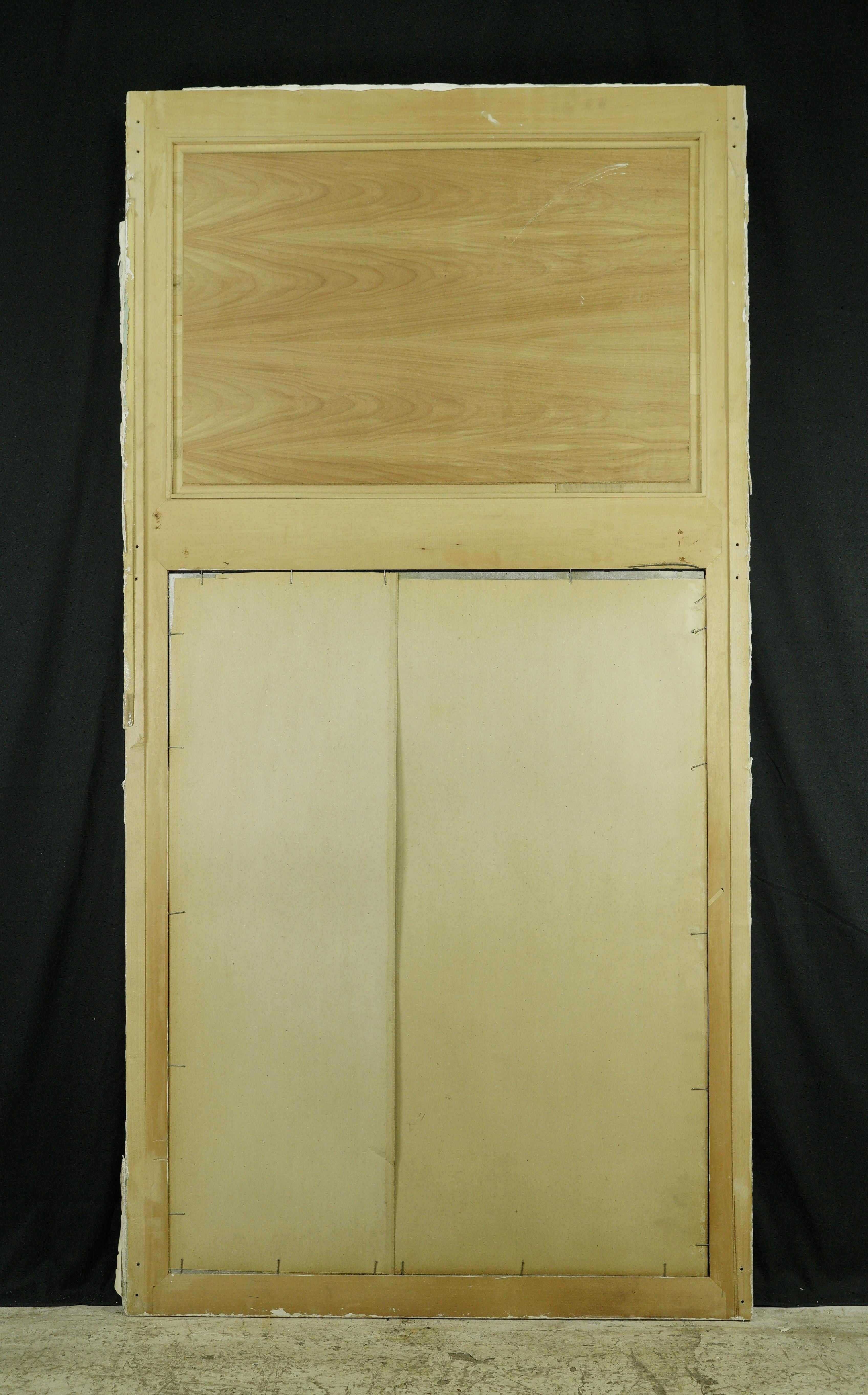 Miroir ancien en bois blanc sculpté en forme d'urne en vente 8