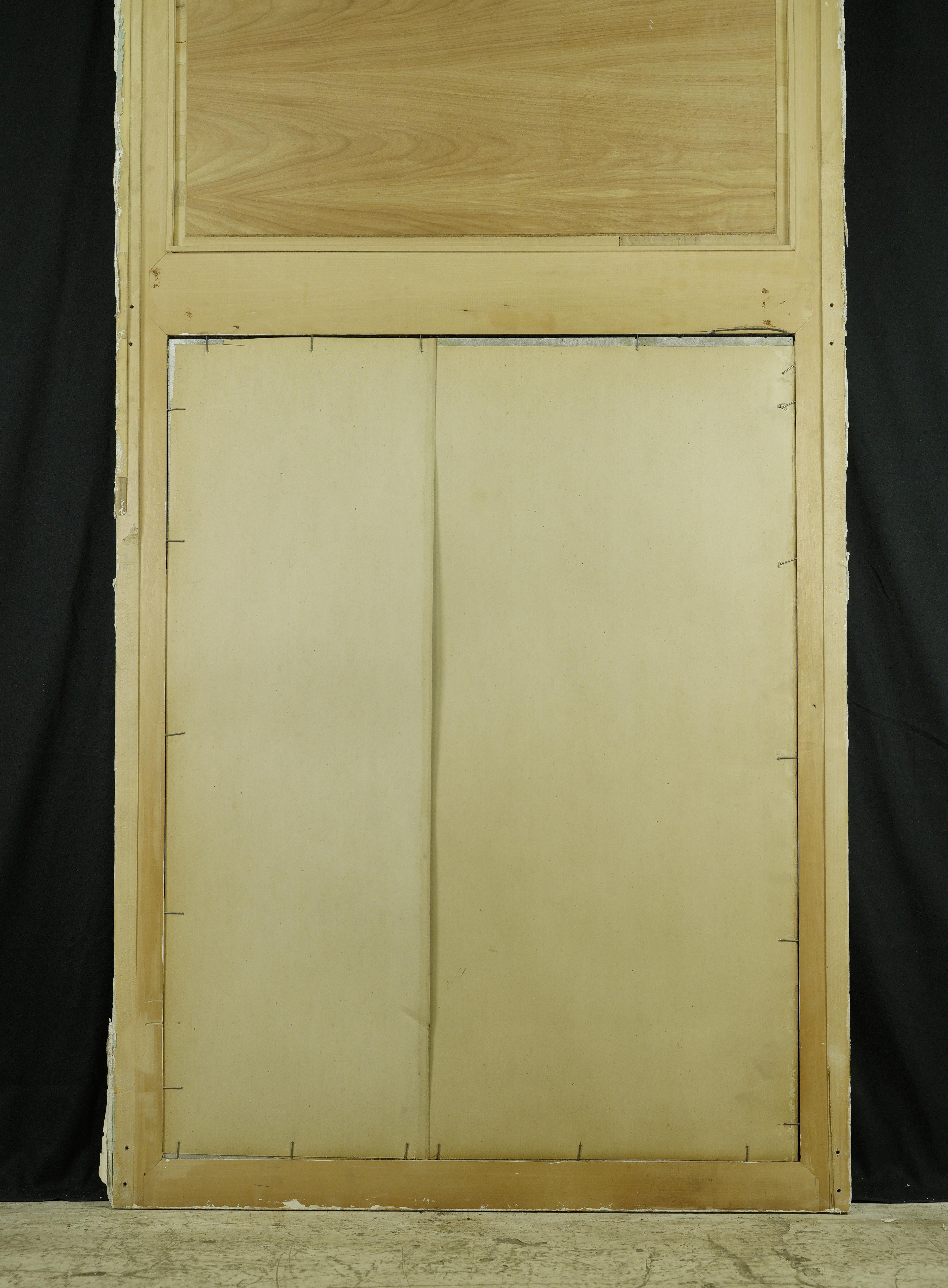 Miroir ancien en bois blanc sculpté en forme d'urne en vente 9