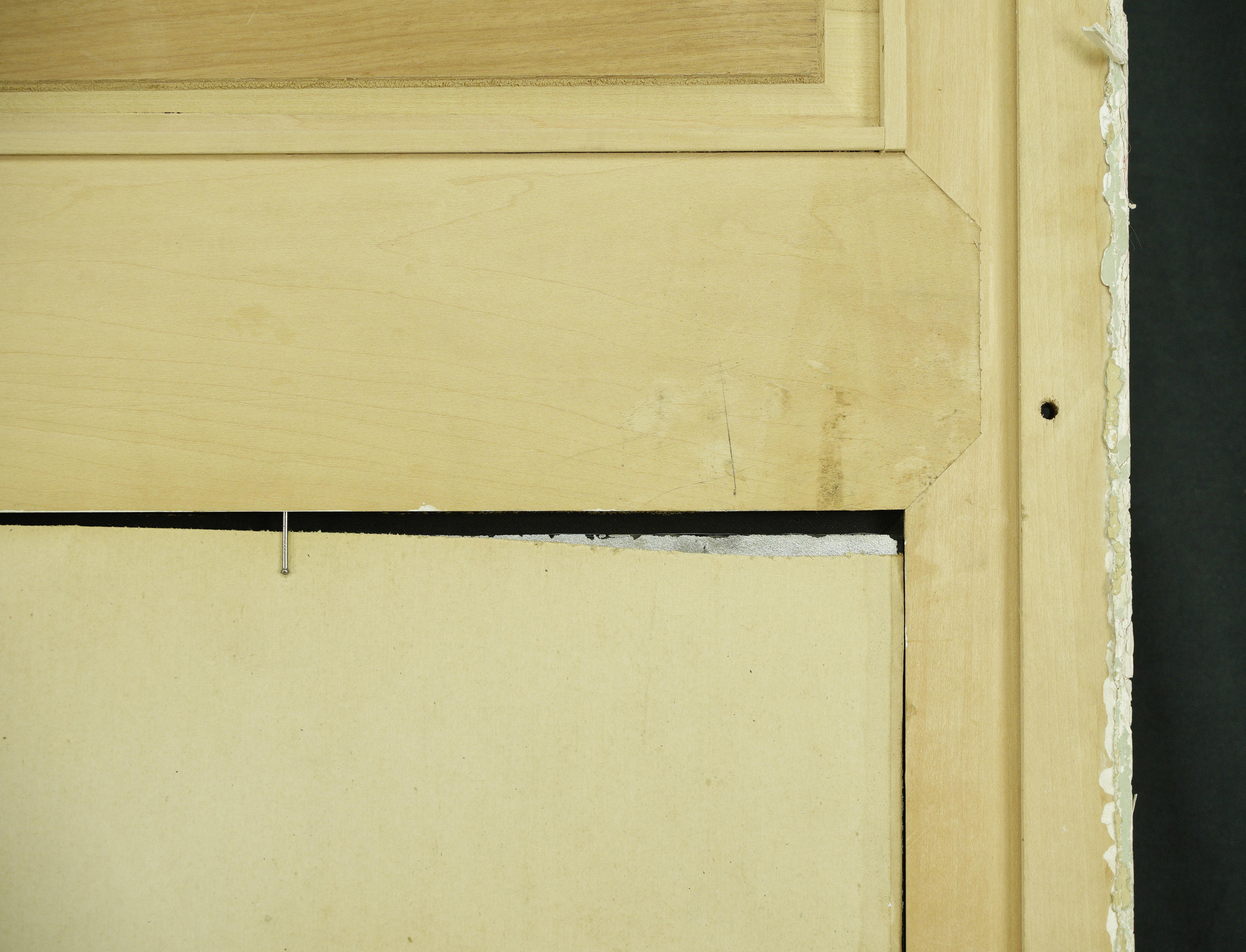 Miroir ancien en bois blanc sculpté en forme d'urne en vente 12