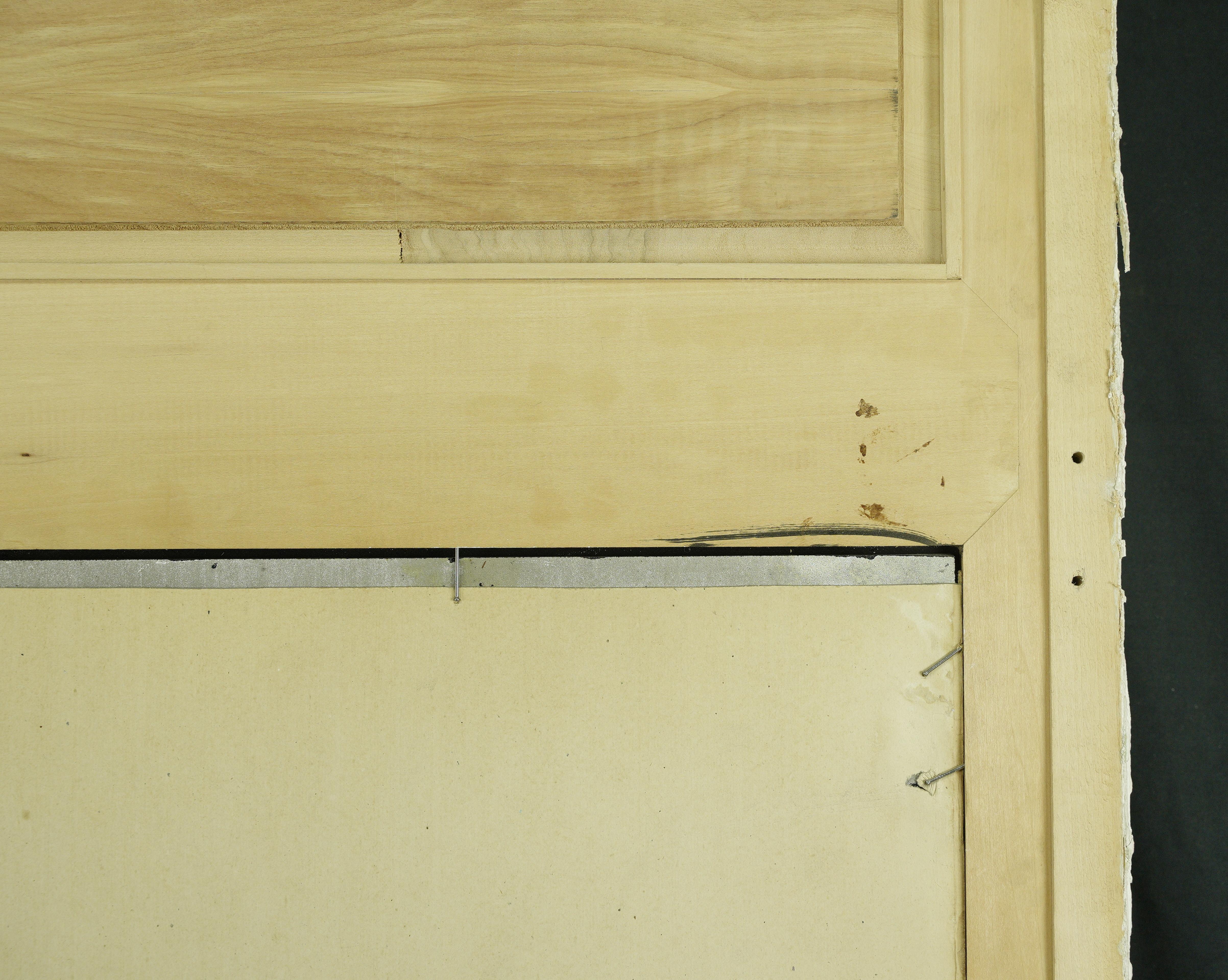 Miroir ancien en bois blanc sculpté en forme d'urne en vente 12