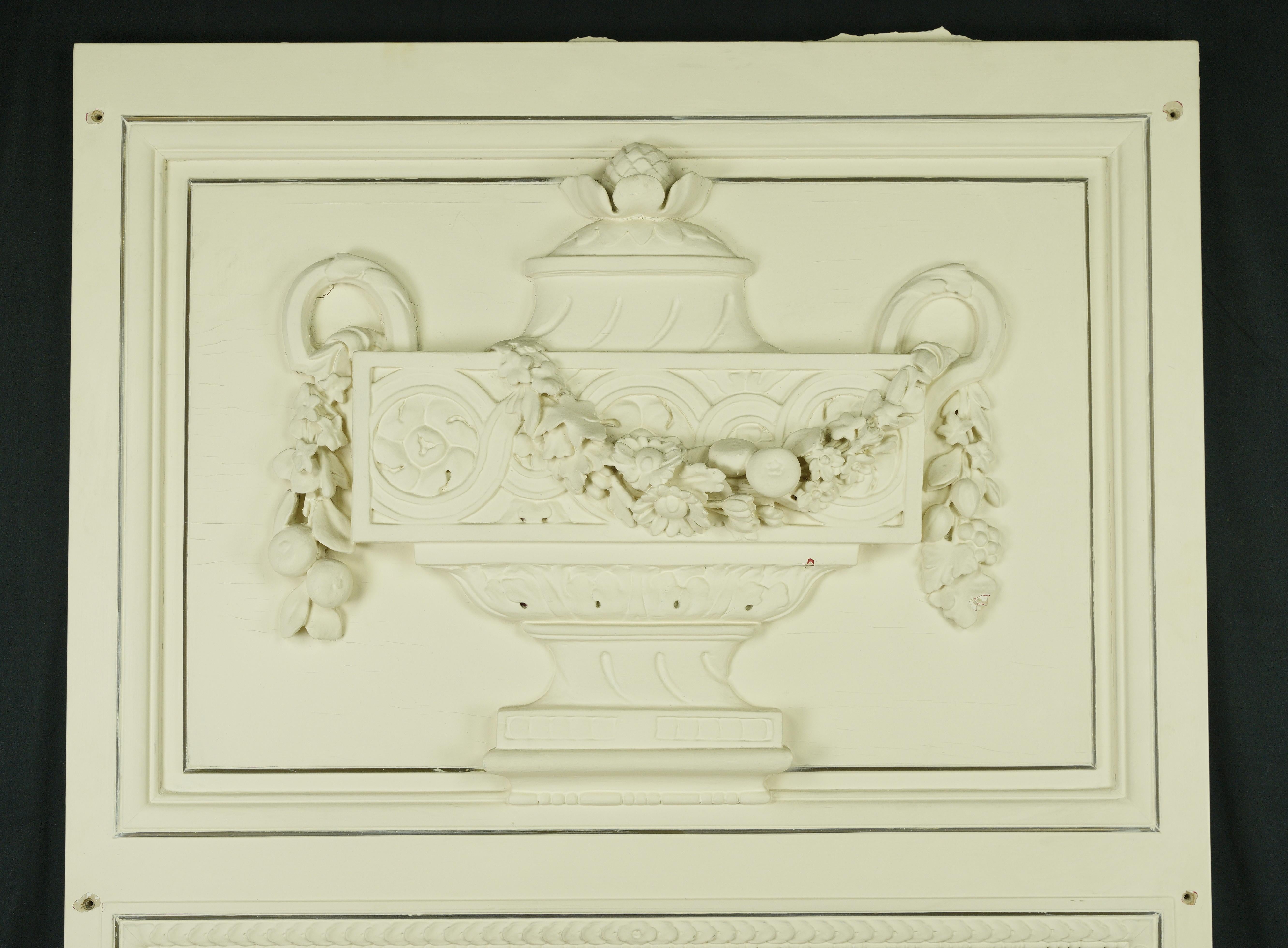 Miroir ancien en bois blanc sculpté en forme d'urne Bon état - En vente à New York, NY