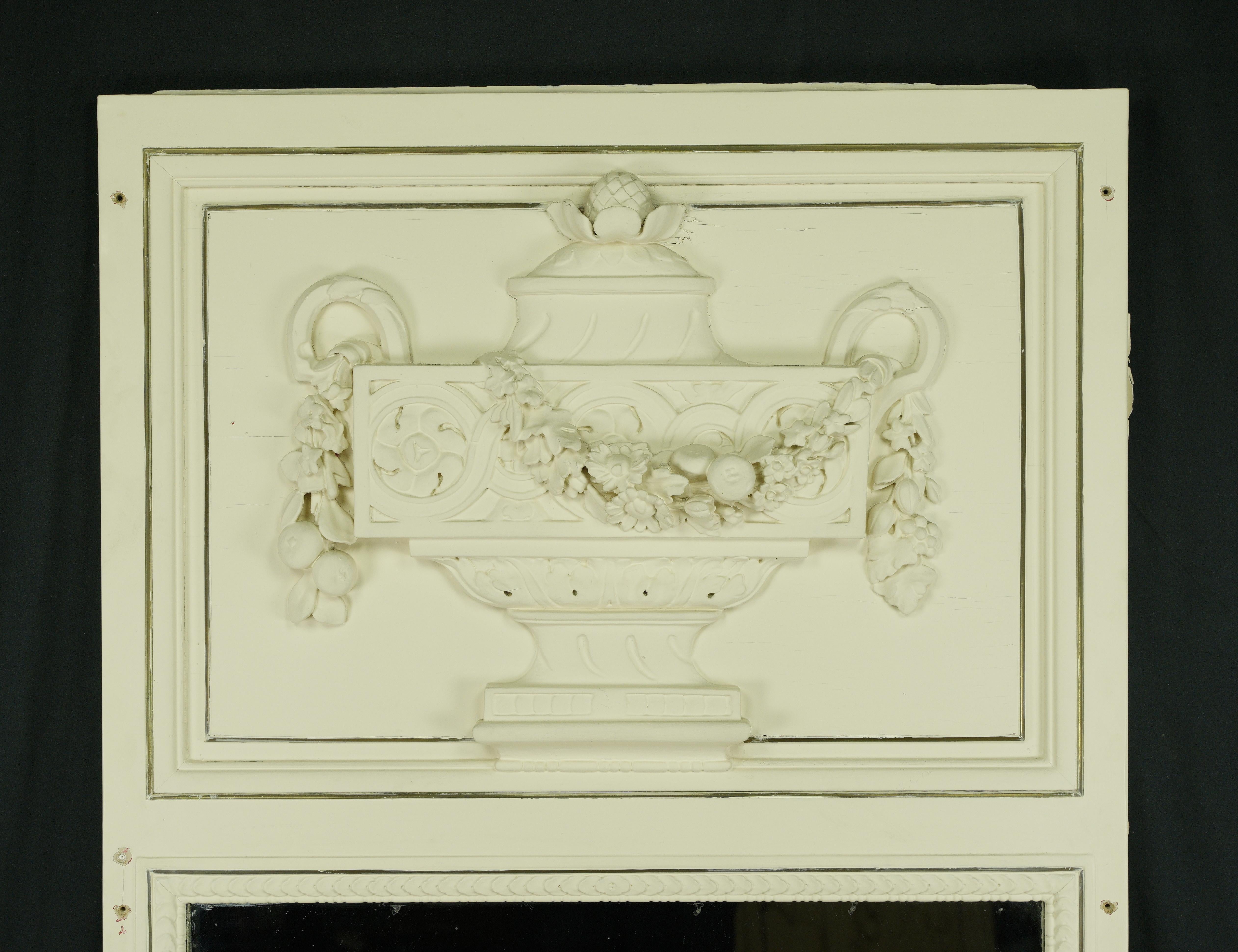 Miroir ancien en bois blanc sculpté en forme d'urne Bon état - En vente à New York, NY