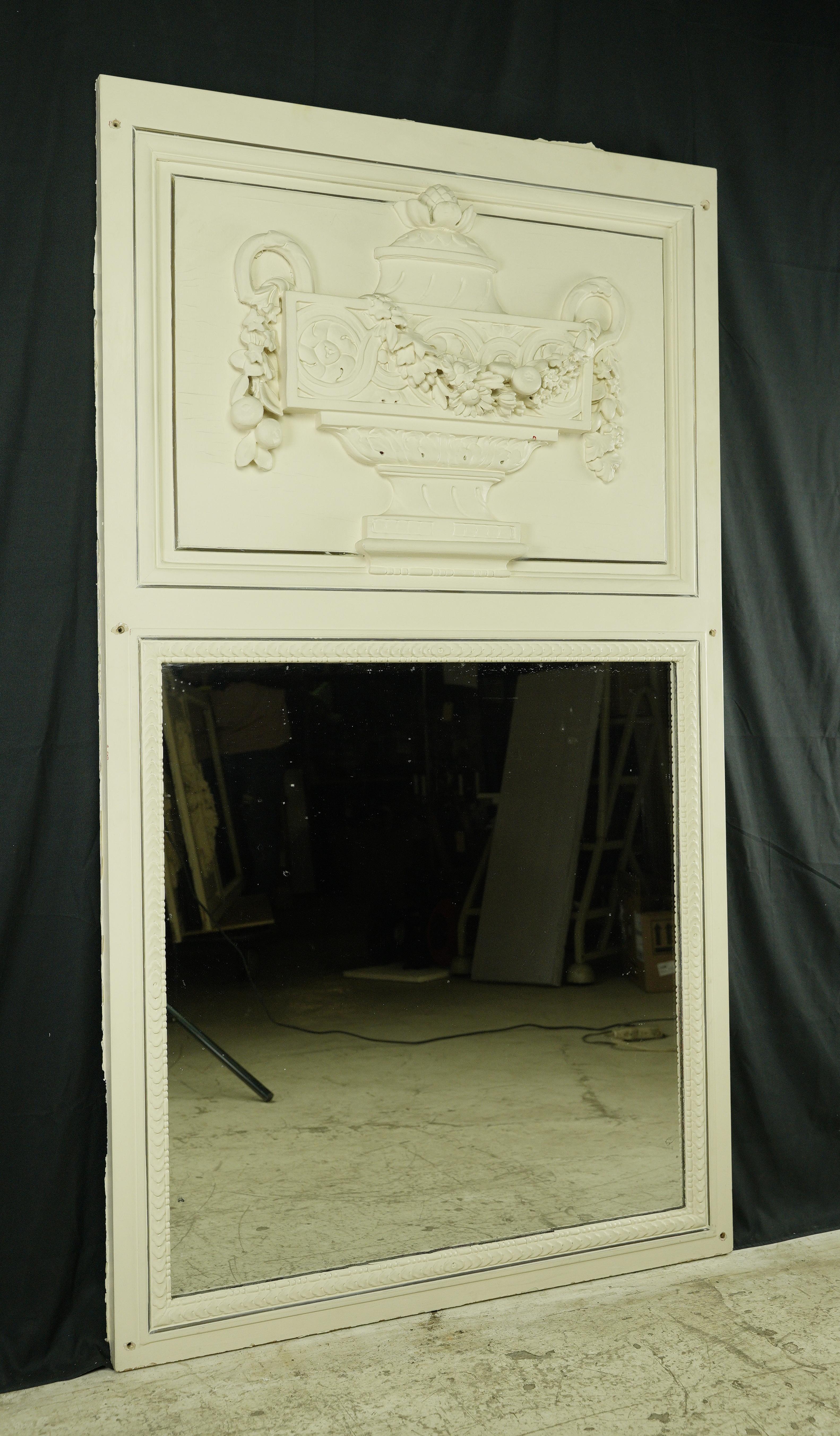 20ième siècle Miroir ancien en bois blanc sculpté en forme d'urne en vente