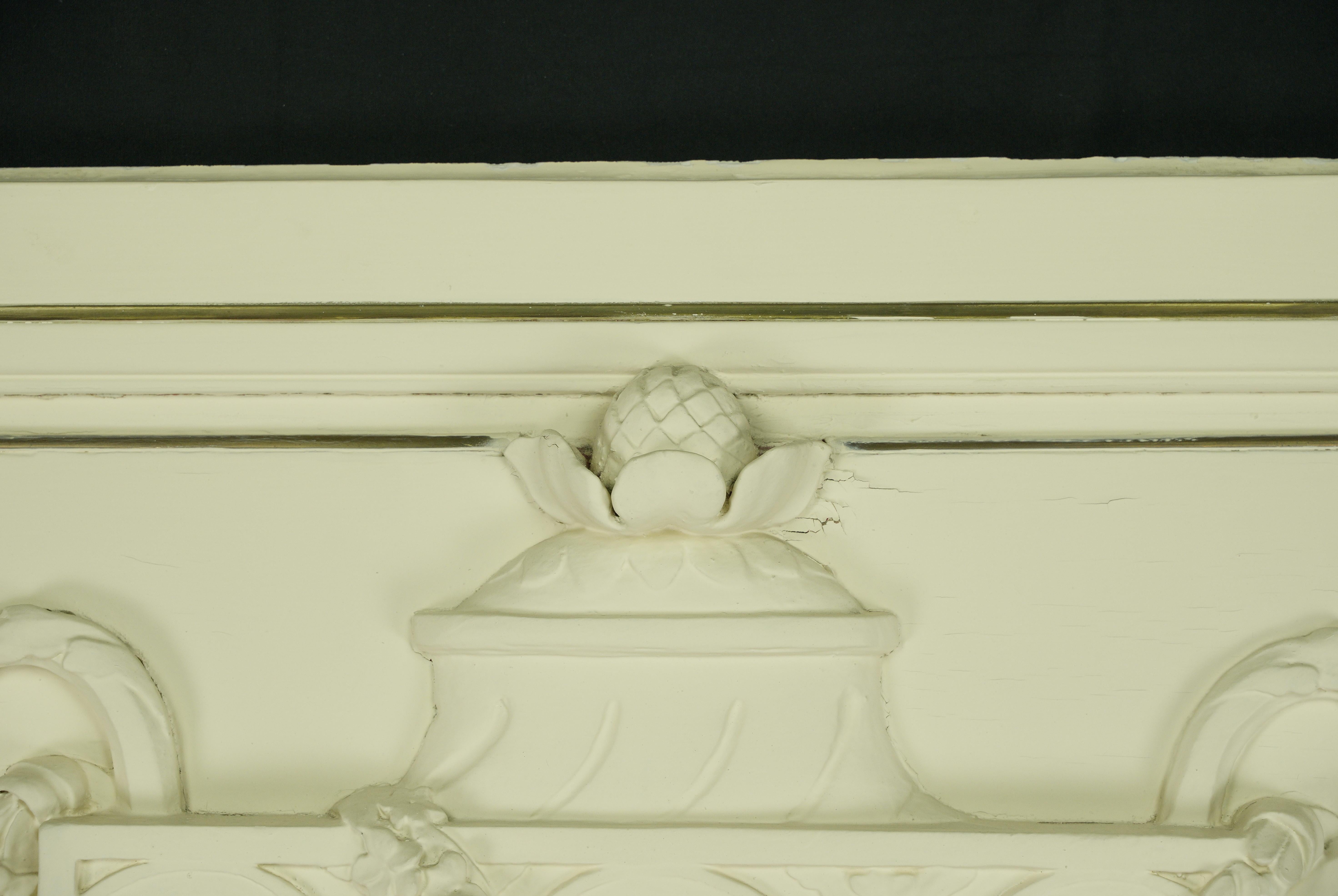 20ième siècle Miroir ancien en bois blanc sculpté en forme d'urne en vente