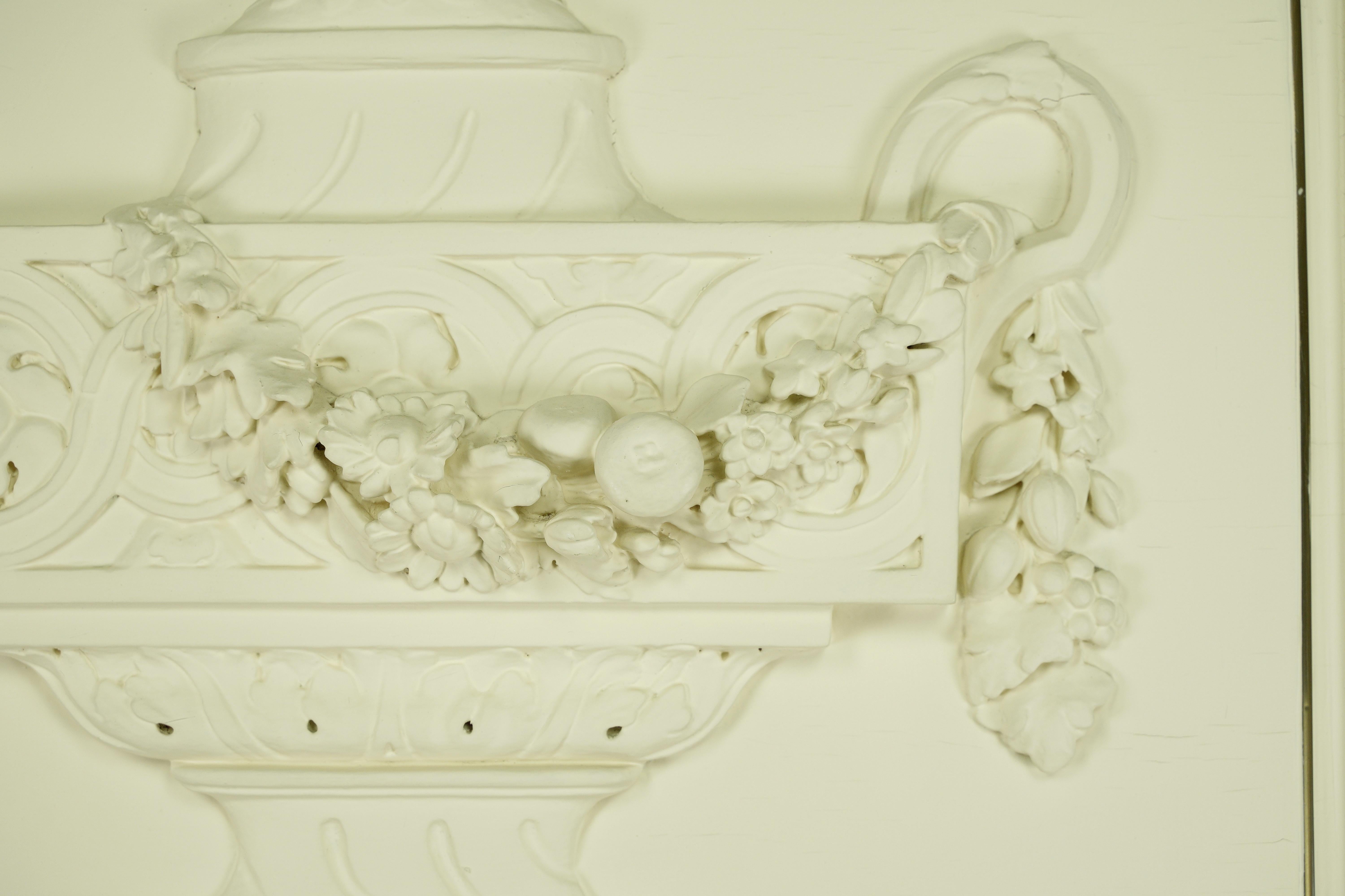 Laiton Miroir ancien en bois blanc sculpté en forme d'urne en vente