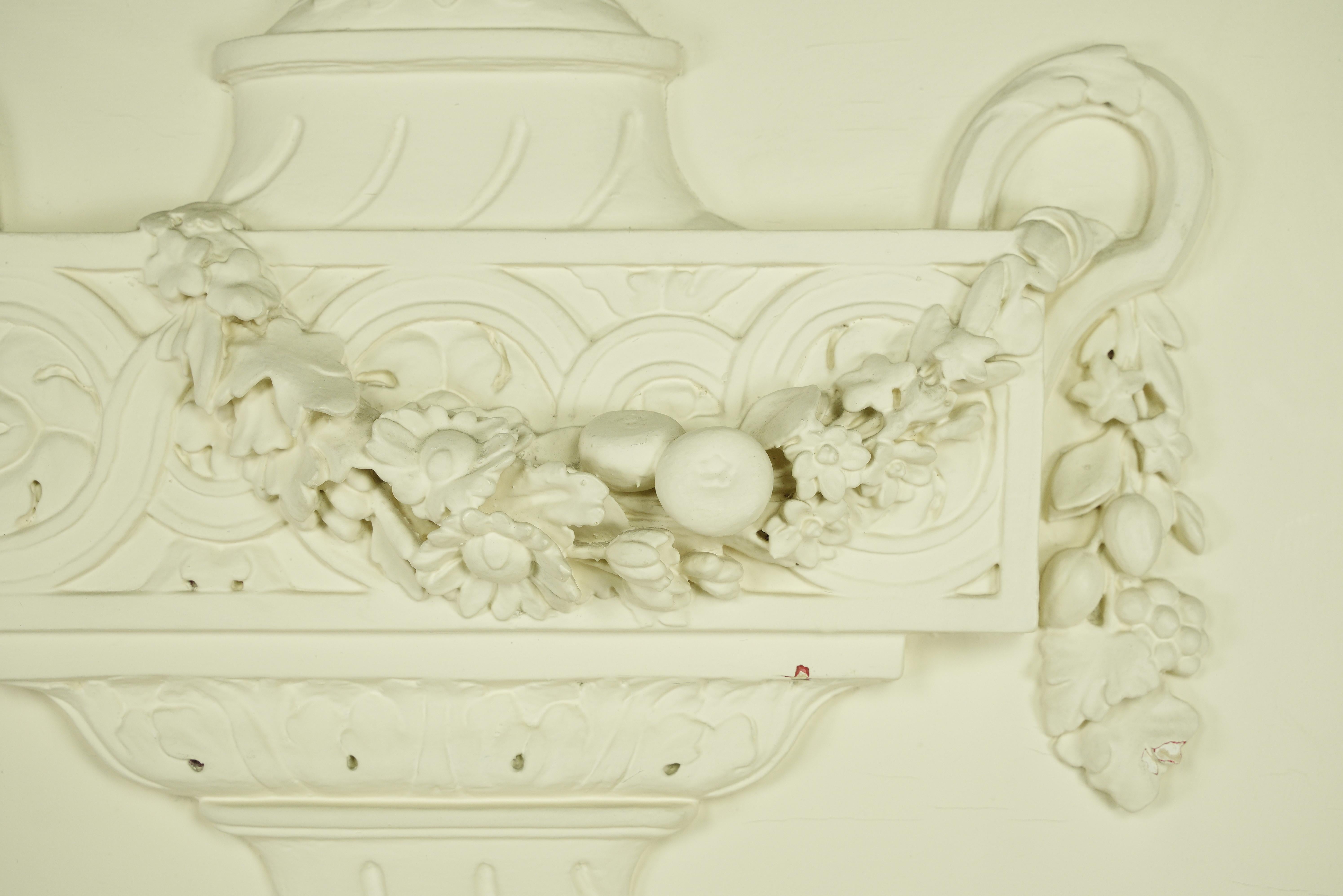 Miroir ancien en bois blanc sculpté en forme d'urne en vente 1
