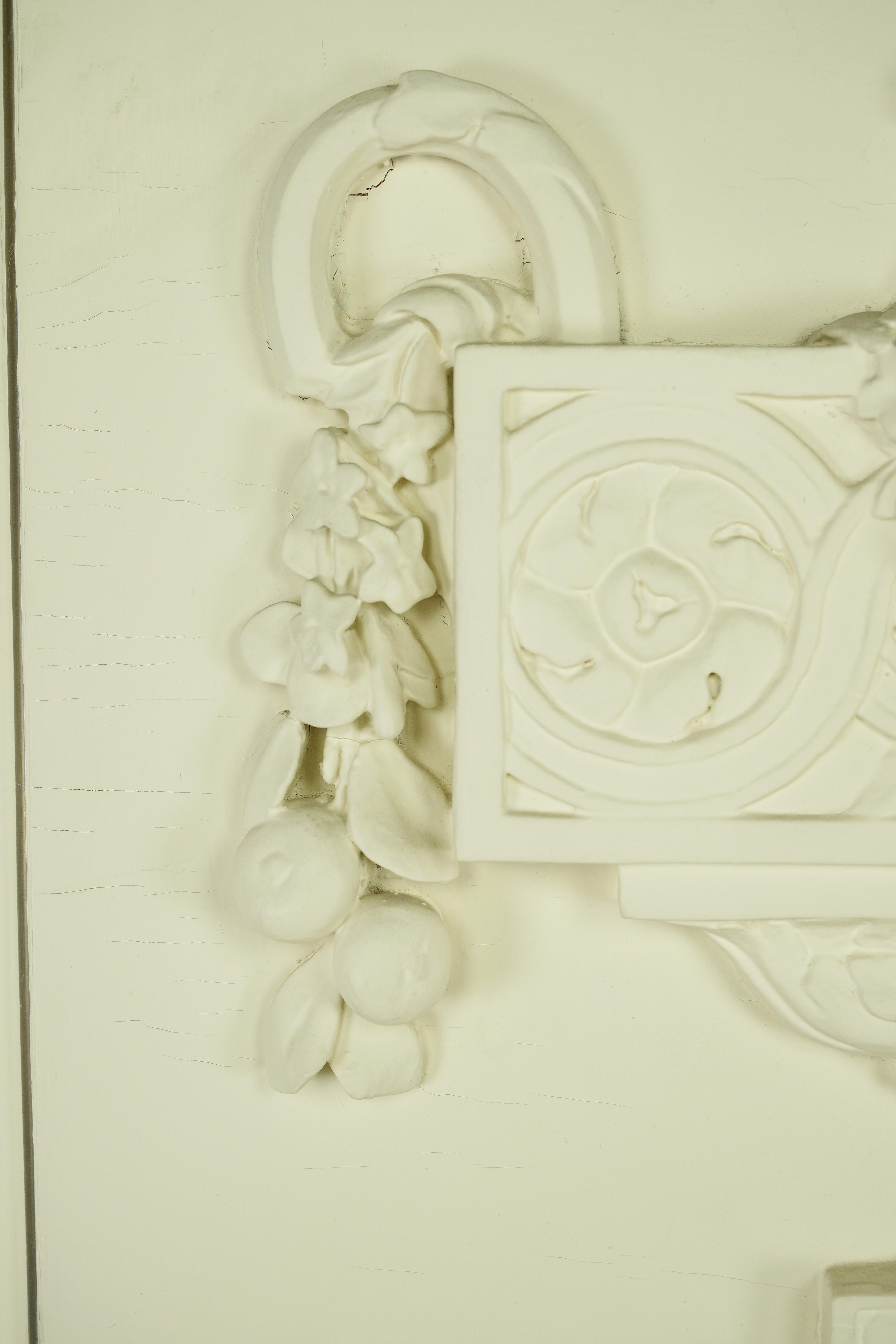 Miroir ancien en bois blanc sculpté en forme d'urne en vente 2