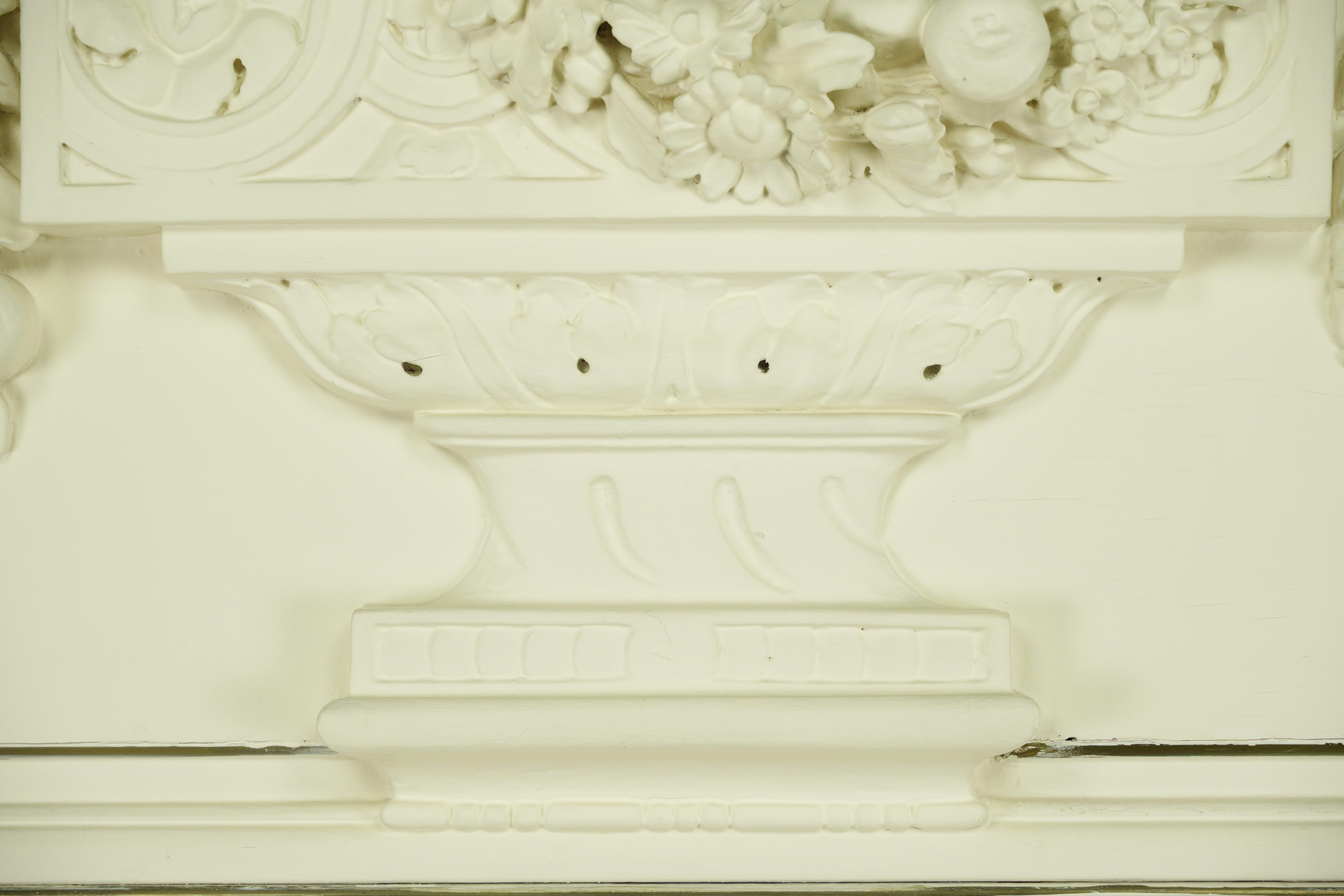 Miroir ancien en bois blanc sculpté en forme d'urne en vente 2
