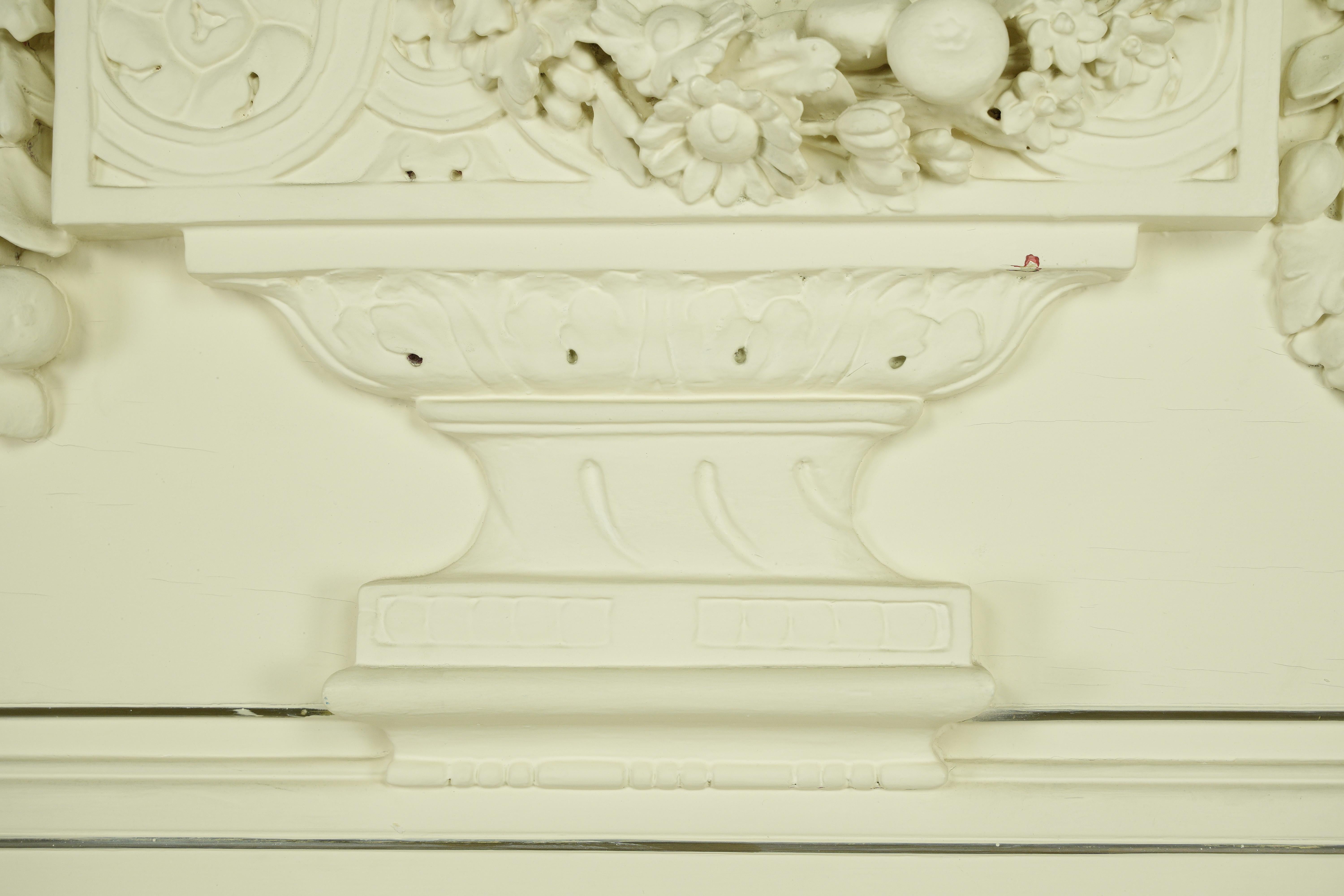 Miroir ancien en bois blanc sculpté en forme d'urne en vente 3