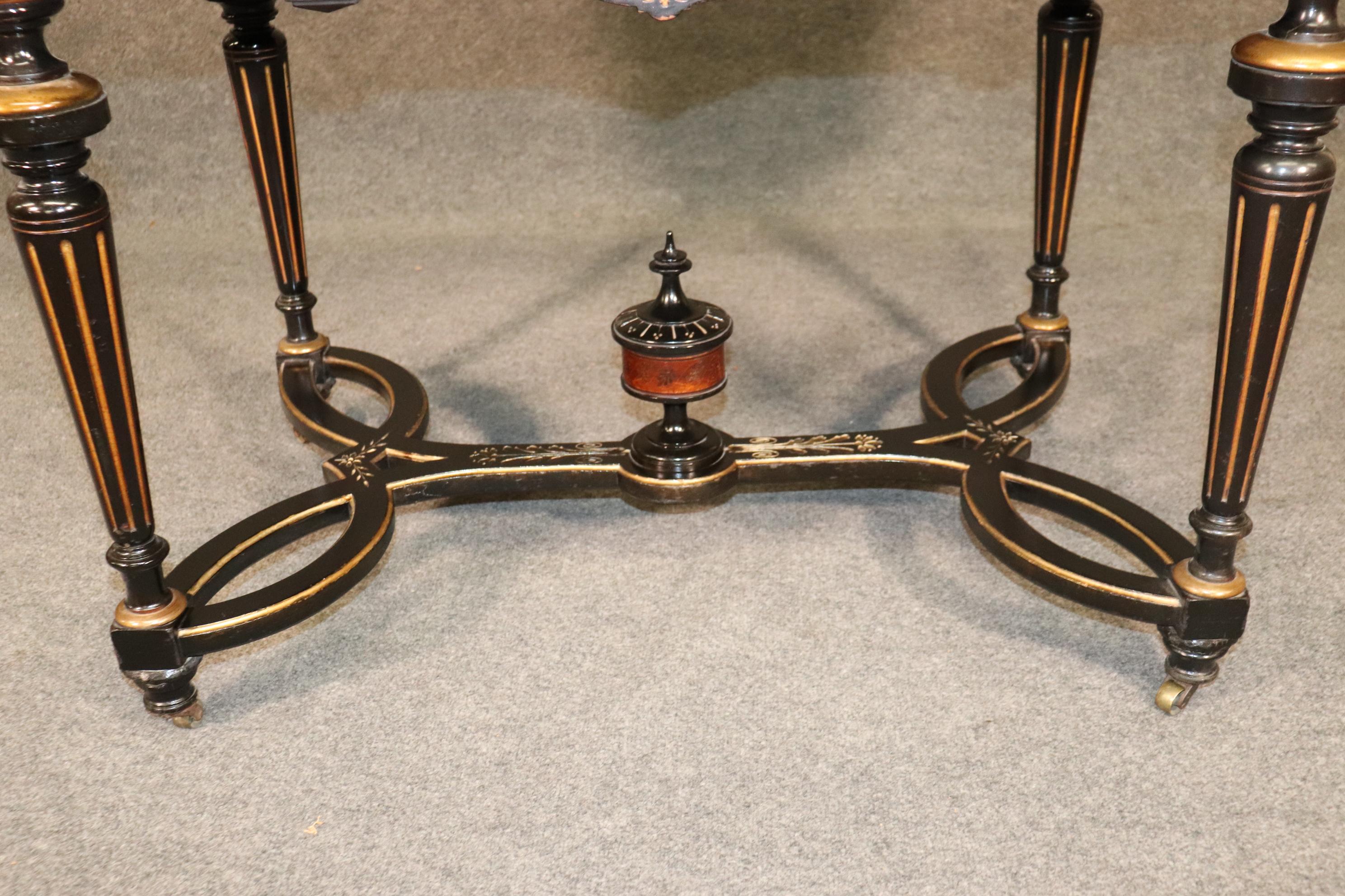 Ancienne table centrale victorienne sculptée en marqueterie attribuée à Pottier & Stymus en vente 4