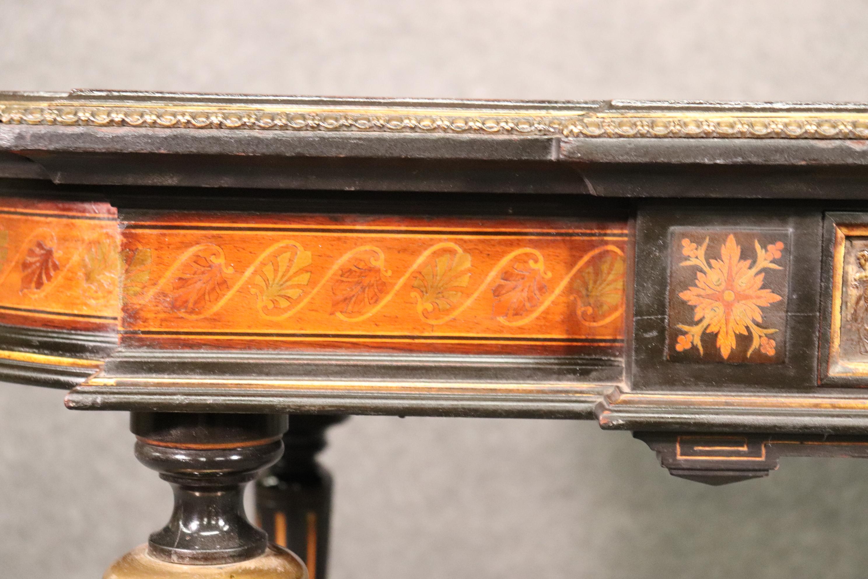 Ancienne table centrale victorienne sculptée en marqueterie attribuée à Pottier & Stymus en vente 8