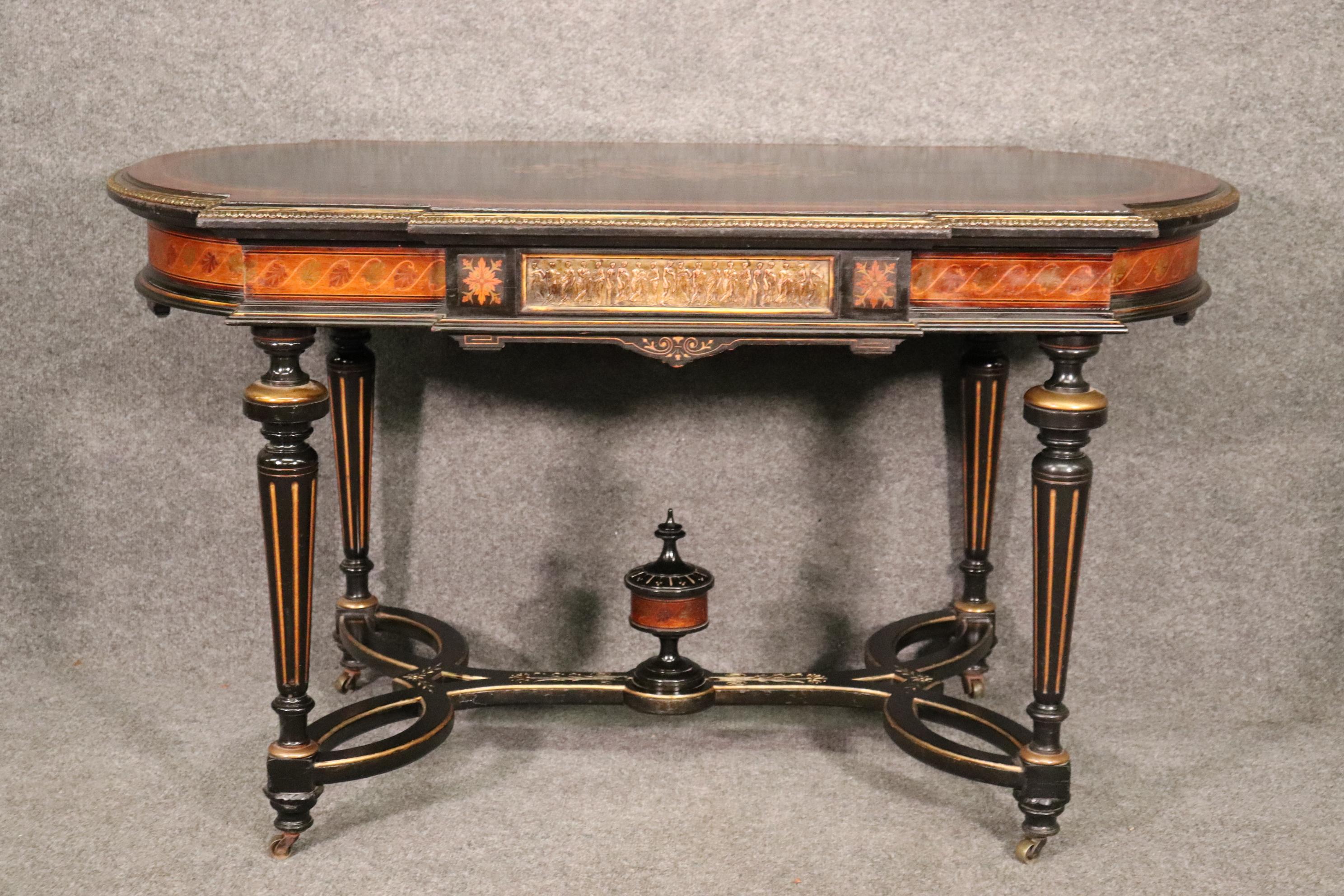 Dieser antike viktorianische Tisch mit Intarsien, der Pottier & Stymus zugeschrieben wird, ist definitiv ein wahres Meisterwerk der Intarsien und der Verwendung von Materialien. Der eingelegte Vogel mit seinem Eiernest und der schöne Kontrast