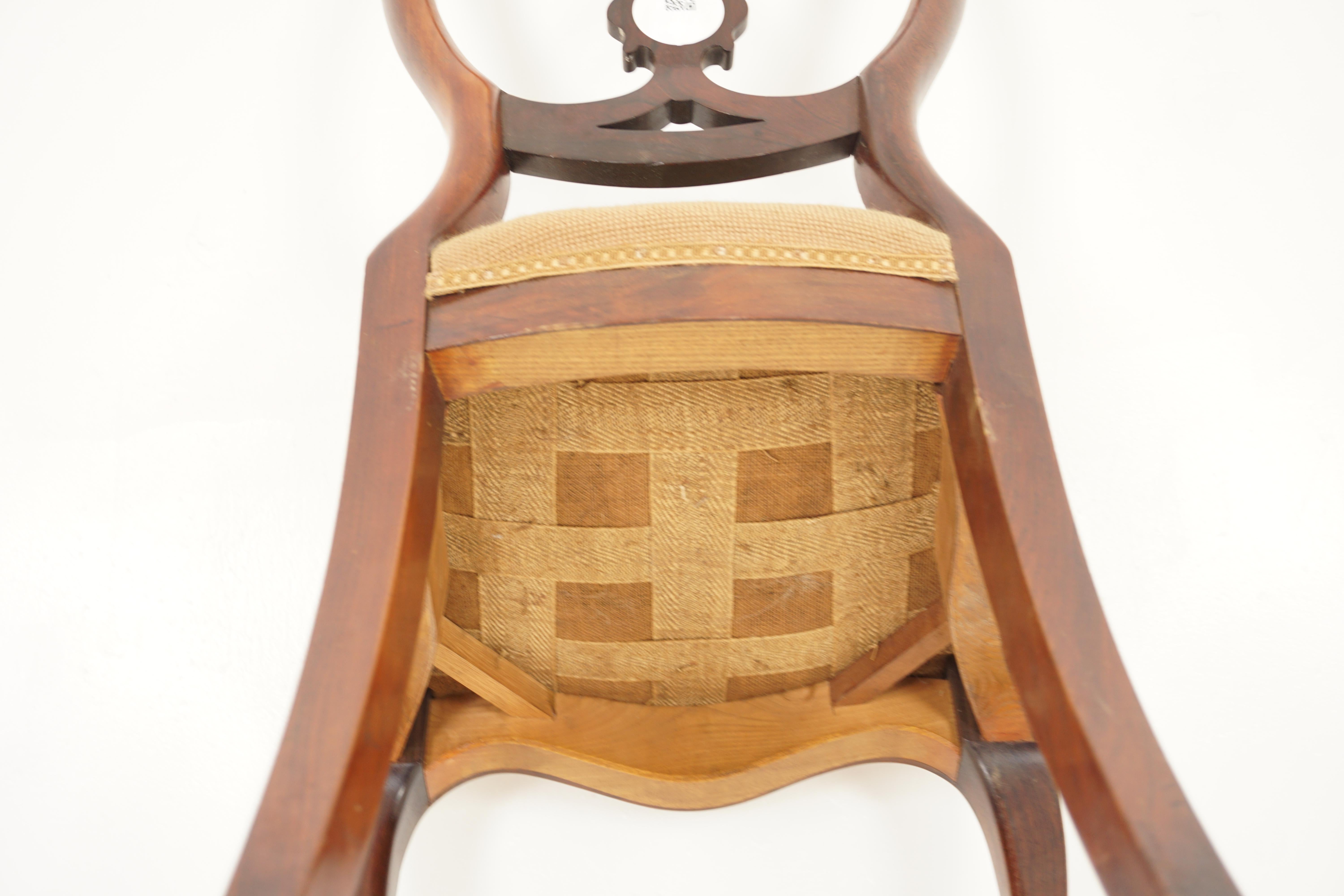 Antike geschnitzte Stühle aus Nussbaumholz, Paar viktorianische Beistellstühle, Schottland 1880, H105 im Angebot 2