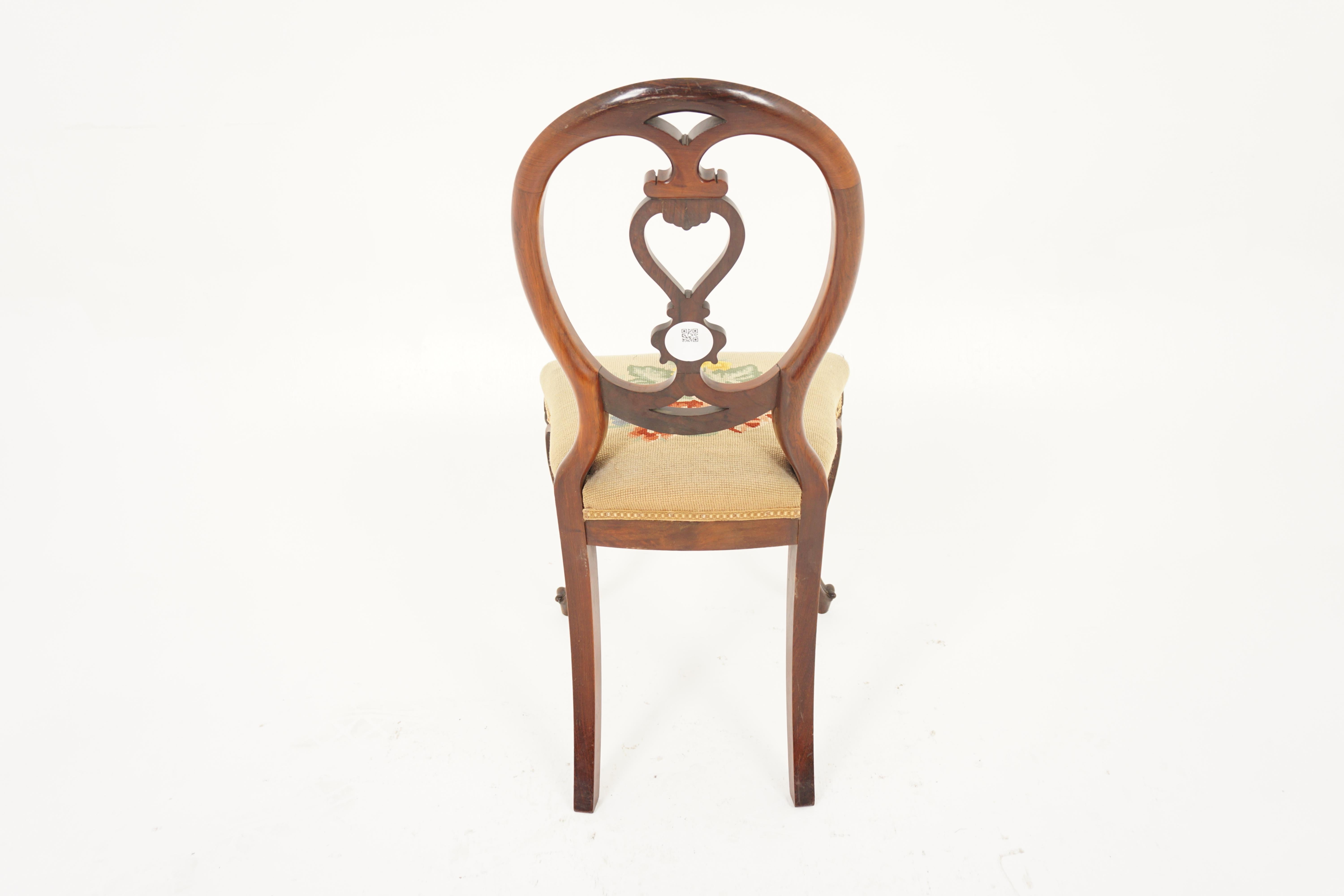 Antike geschnitzte Stühle aus Nussbaumholz, Paar viktorianische Beistellstühle, Schottland 1880, H105 im Angebot 1