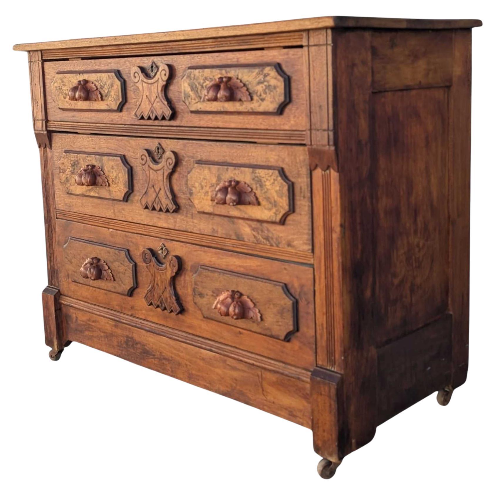 Antigua Cómoda de Nogal Tallado con Paneles Figurados, Finales S. XIX en venta