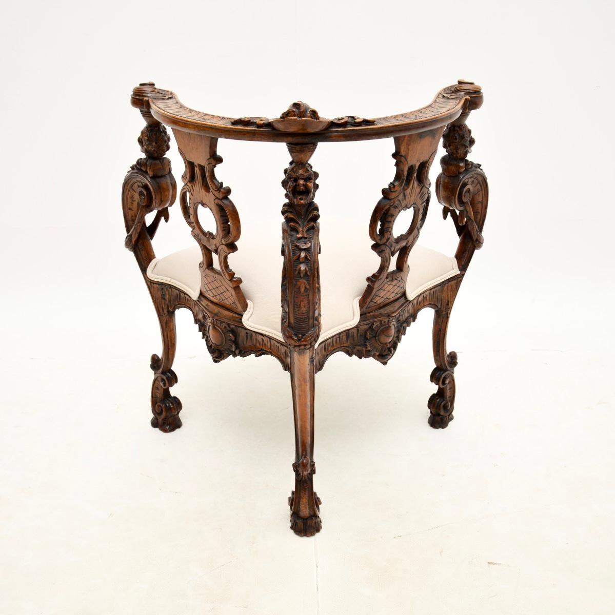 Antique Carved Walnut Corner Chair In Good Condition For Sale In London, GB