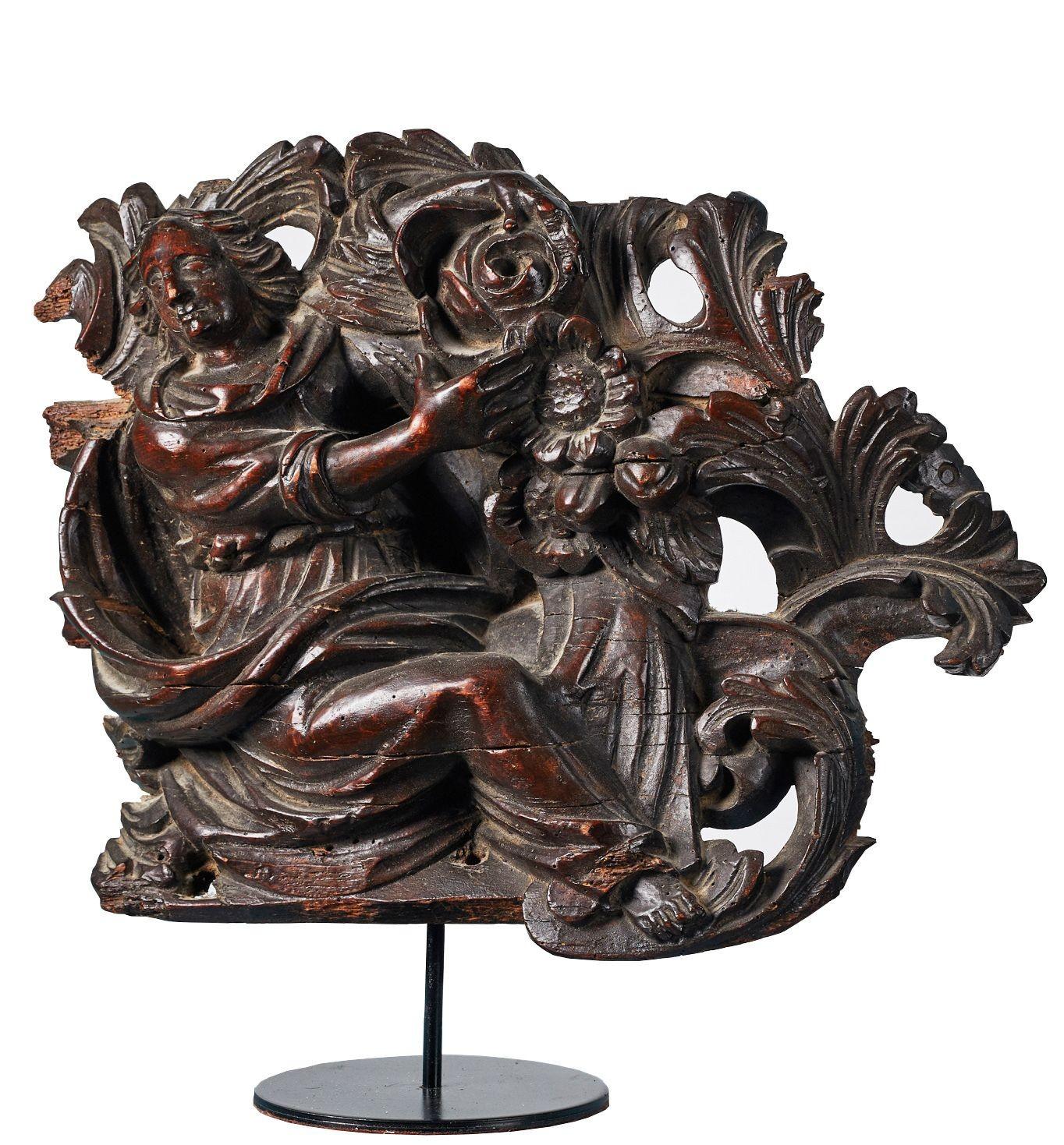 Relief figuratif ancien en noyer sculpté. Un relief figuré en noyer sculpté représentant une dame enveloppée dans une draperie avec des fleurs, probablement flamand.