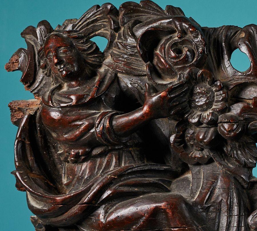XVIIIe siècle Encadrement figuratif ancien en noyer sculpté en vente