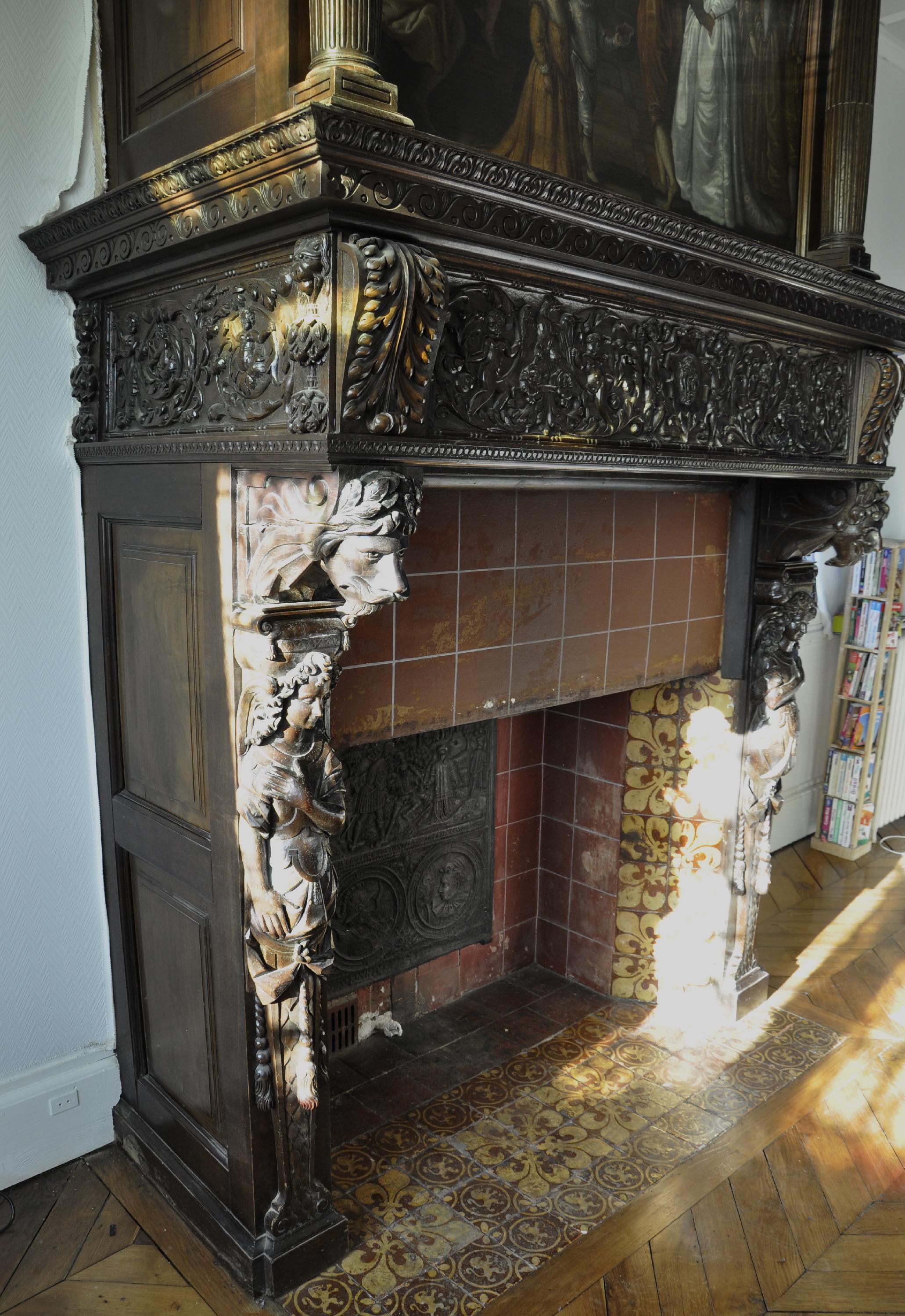 Chimenea antigua de nogal tallado con pintura del siglo XVII en venta 2