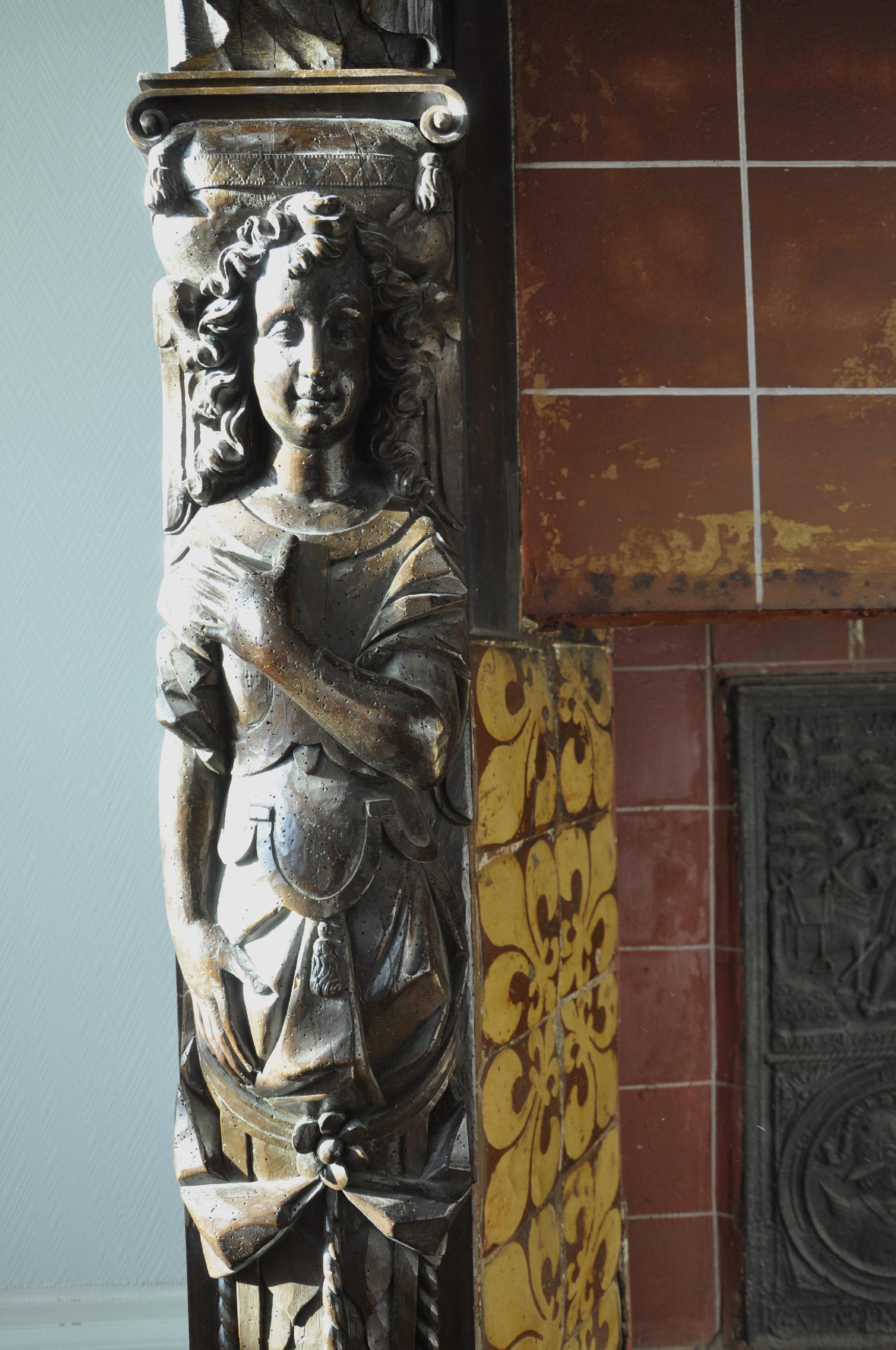 Chimenea antigua de nogal tallado con pintura del siglo XVII en venta 3