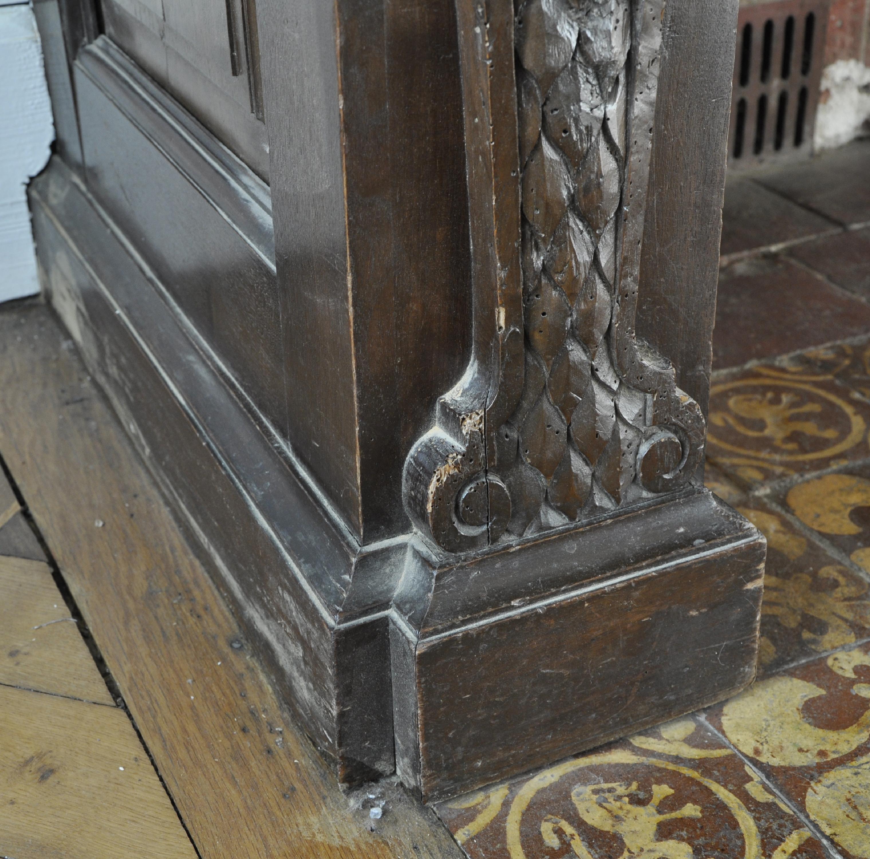 Chimenea antigua de nogal tallado con pintura del siglo XVII en venta 4