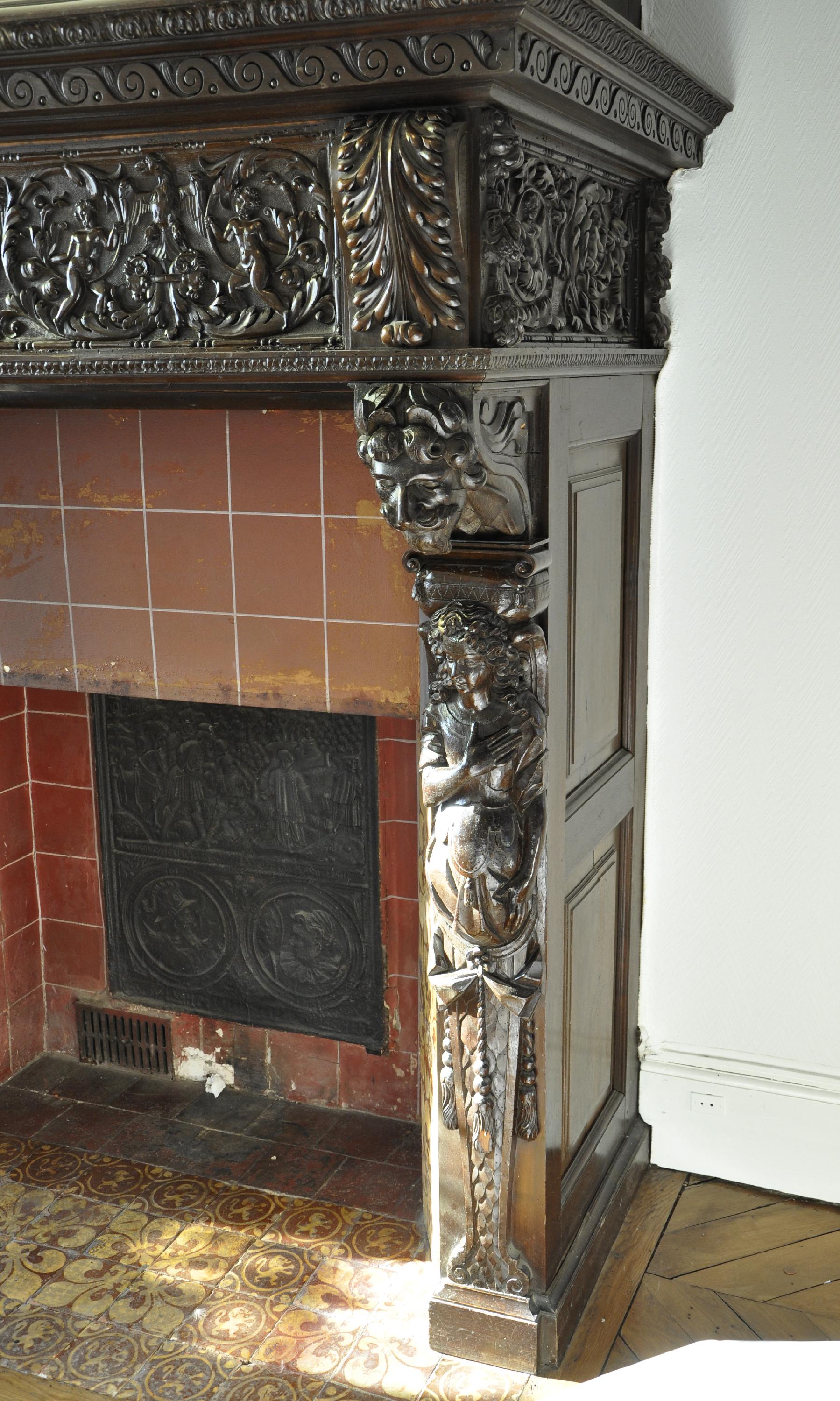 Chimenea antigua de nogal tallado con pintura del siglo XVII en venta 5
