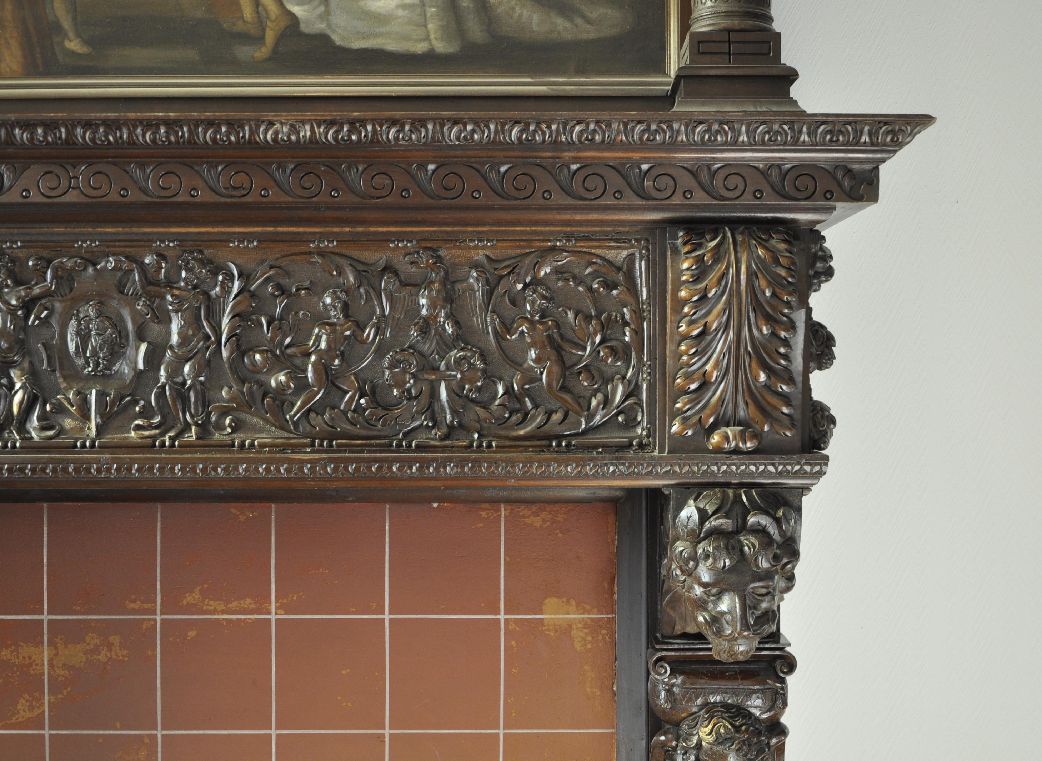 Chimenea antigua de nogal tallado con pintura del siglo XVII en venta 6