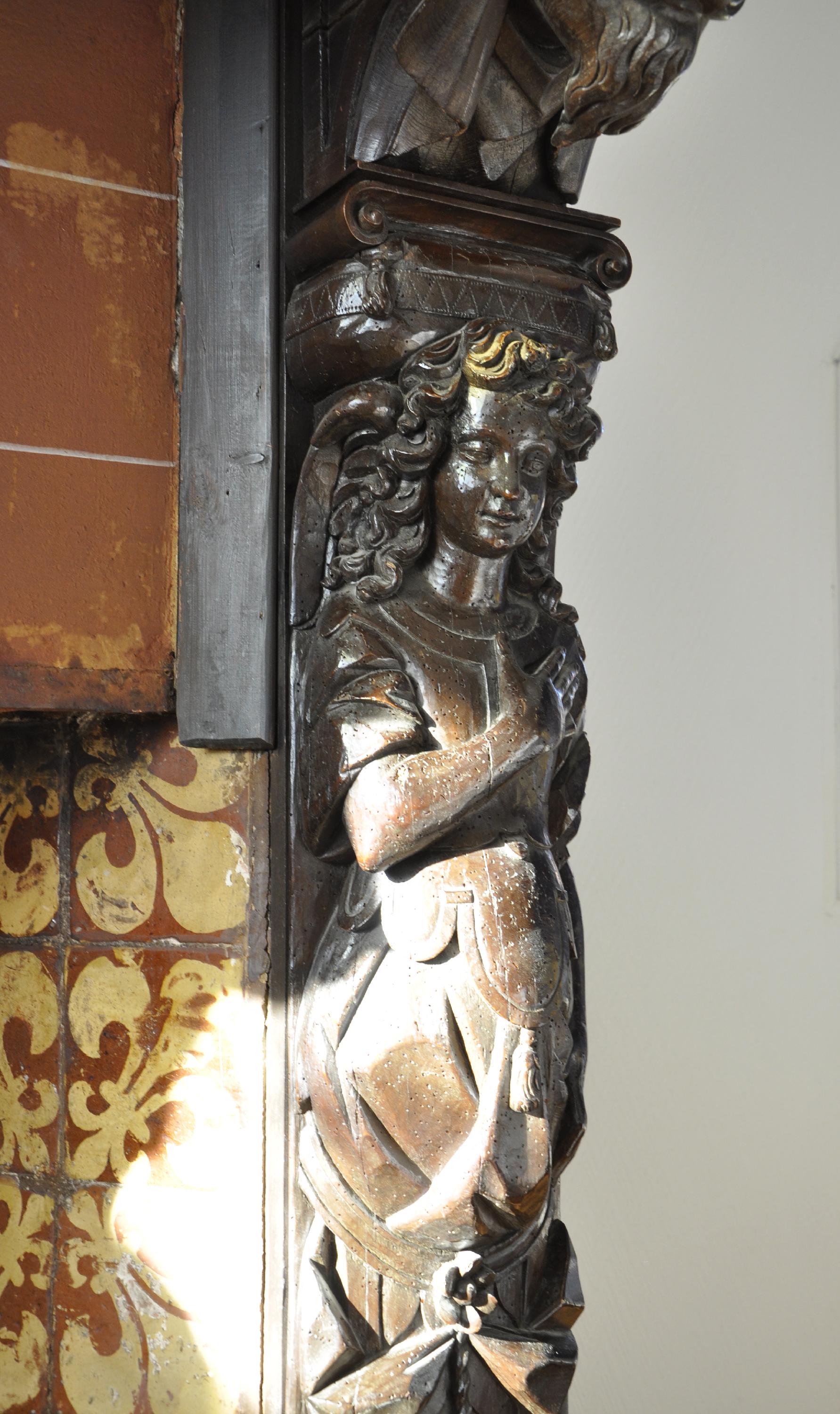 Chimenea antigua de nogal tallado con pintura del siglo XVII en venta 7