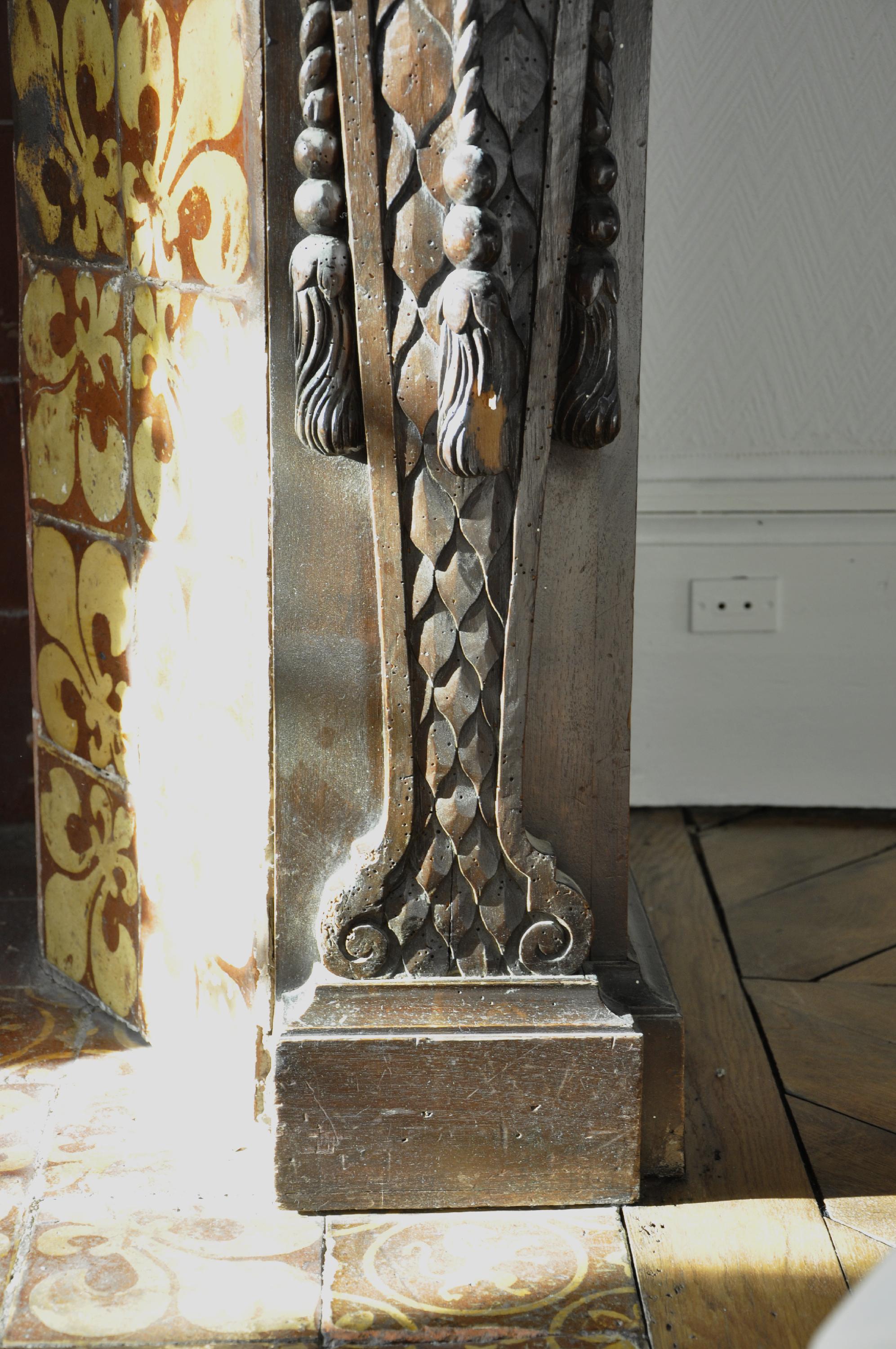 Chimenea antigua de nogal tallado con pintura del siglo XVII en venta 8