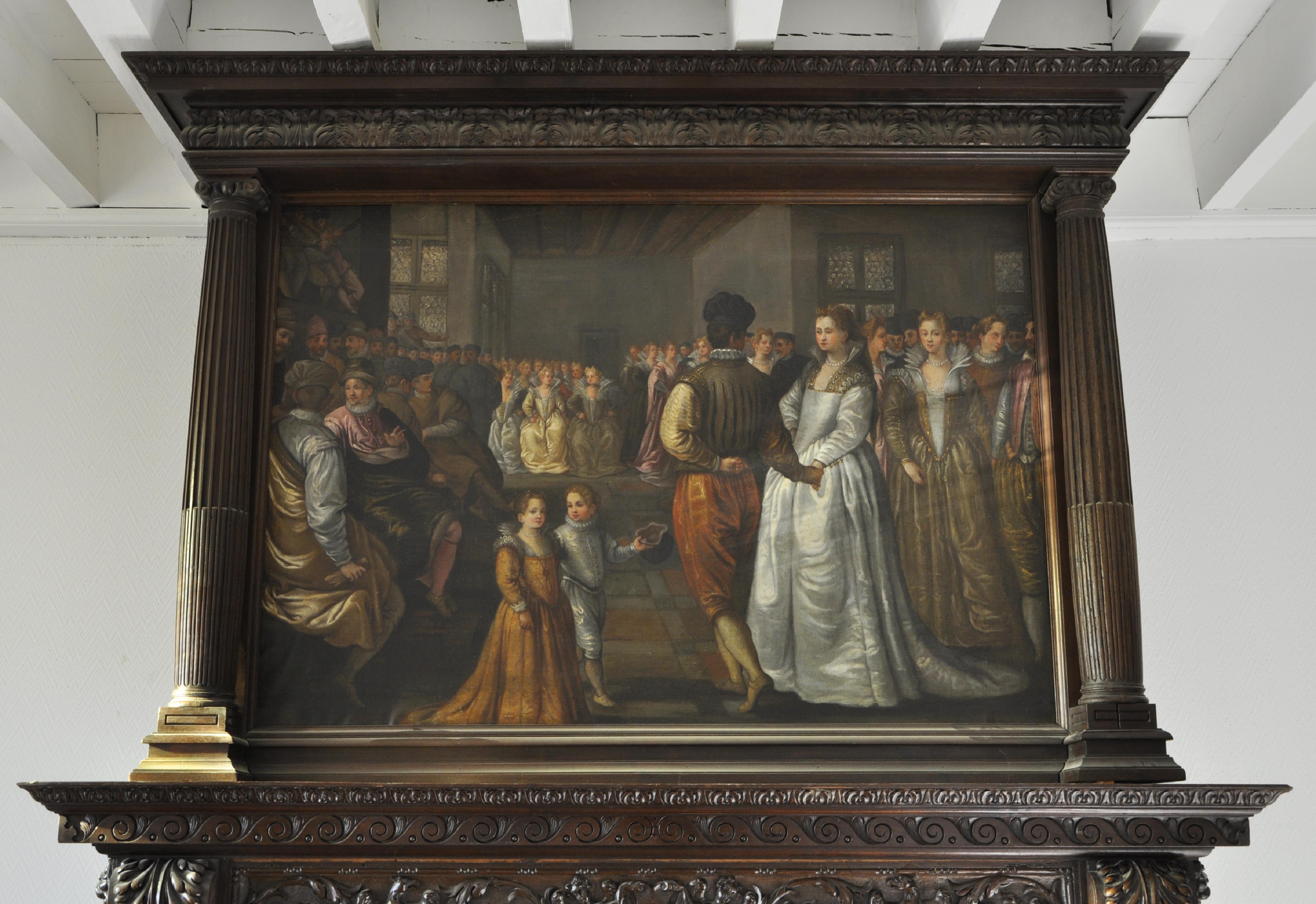 Importante chimenea antigua de estilo renacentista realizada en nogal tallado. La capucha está adornada con un gran óleo sobre lienzo que representa una escena de baile renacentista según el pintor italo-suizo Giovanni Andrea Casella (véanse las
