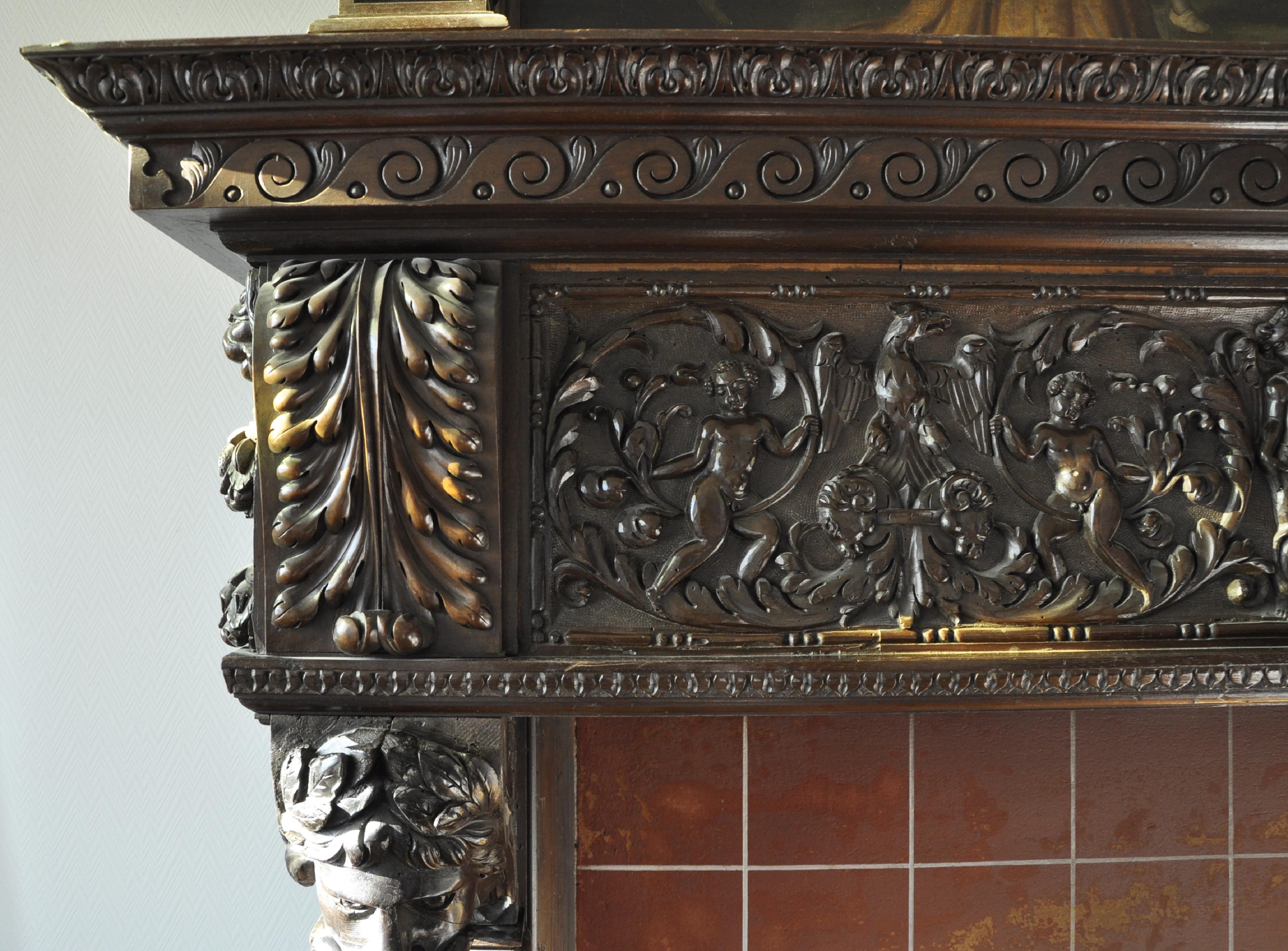 Chimenea antigua de nogal tallado con pintura del siglo XVII Nogal en venta