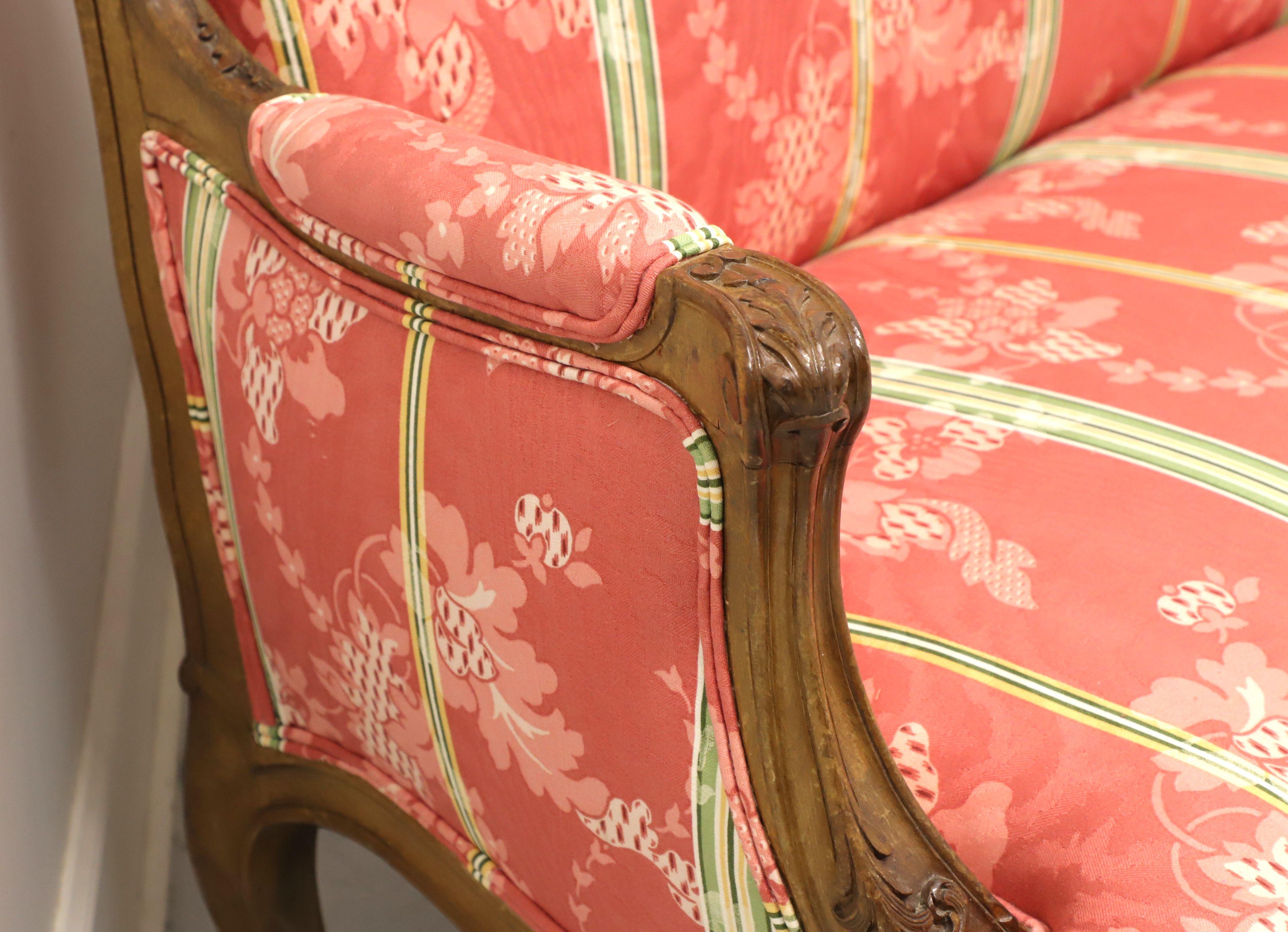 Antikes geschnitztes französisches Sofa aus Nussbaumholz im Louis-XV-Stil auf Rollen (Metall) im Angebot