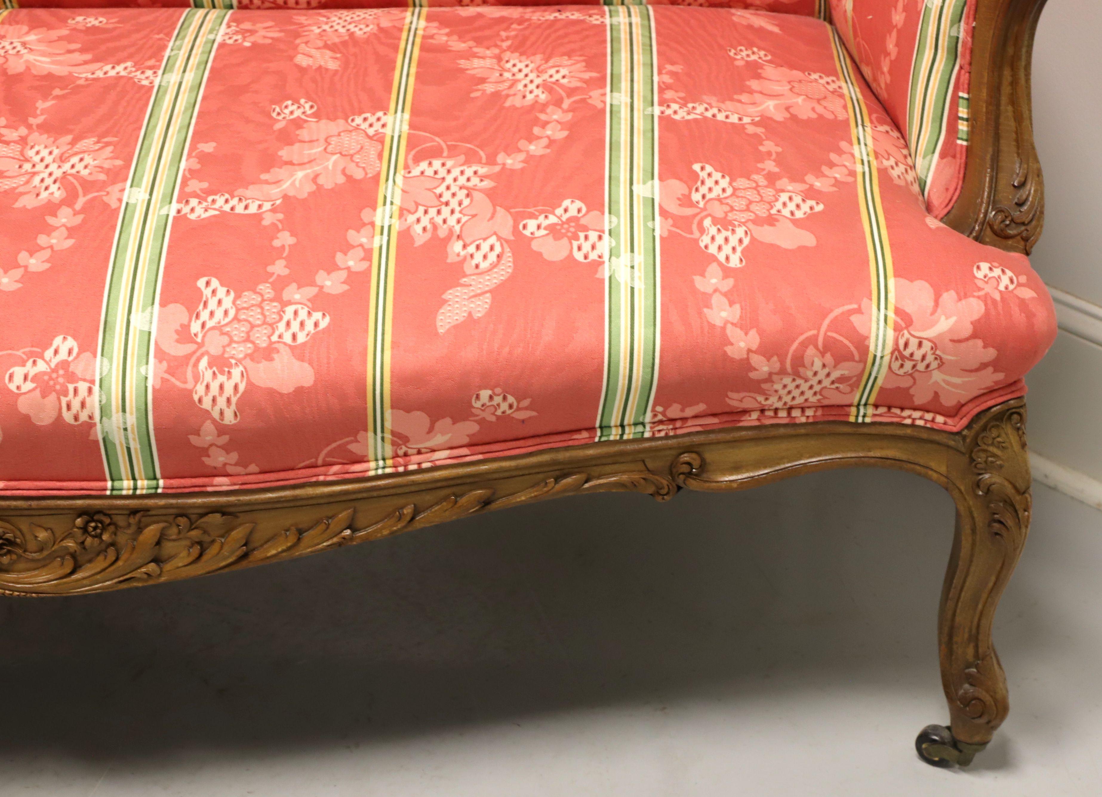 Métal Ancienne banquette de style Louis XV en noyer sculpté de France sur roulettes en vente