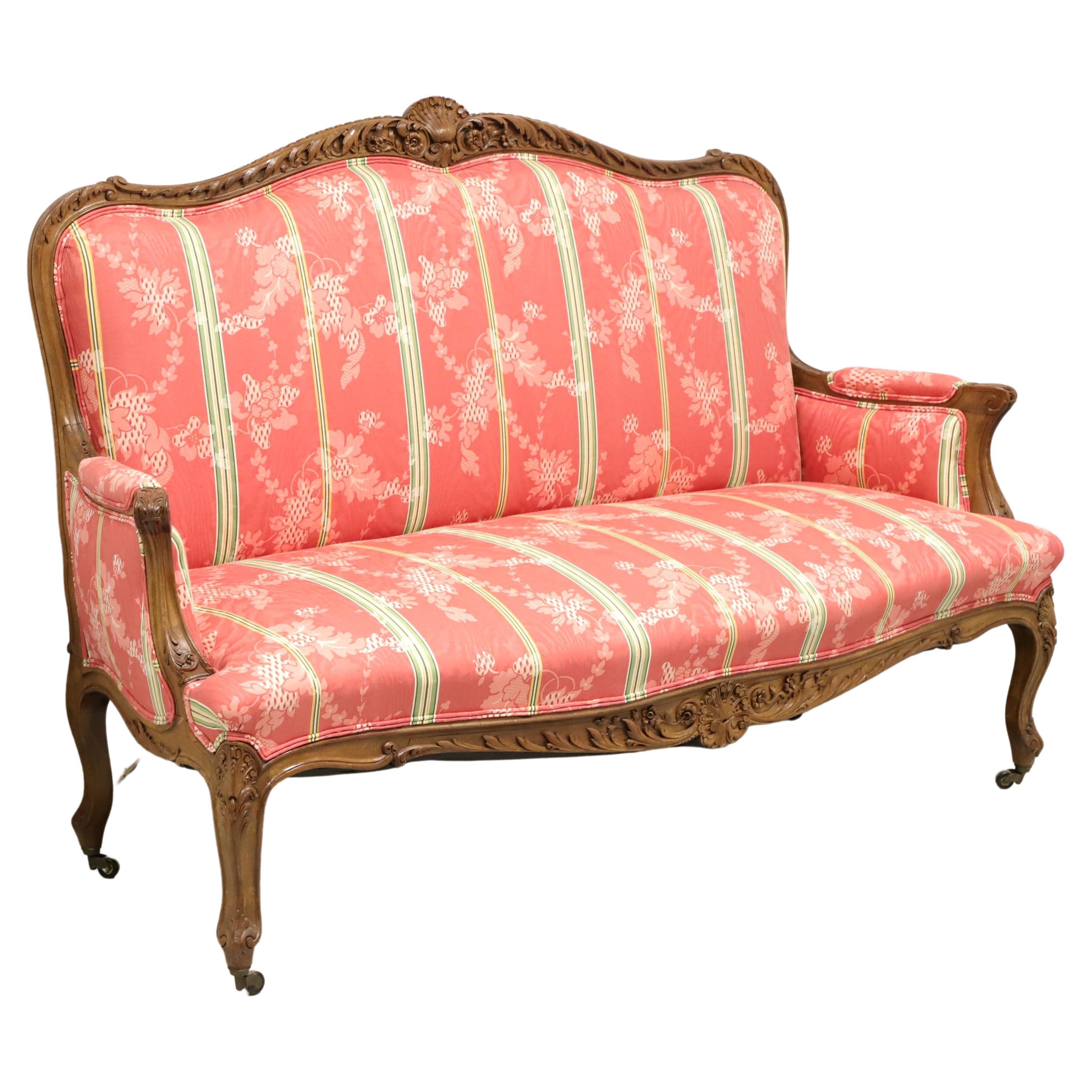 Antikes geschnitztes französisches Sofa aus Nussbaumholz im Louis-XV-Stil auf Rollen