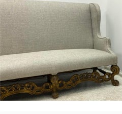 Ancien canapé français en noyer sculpté et en lin