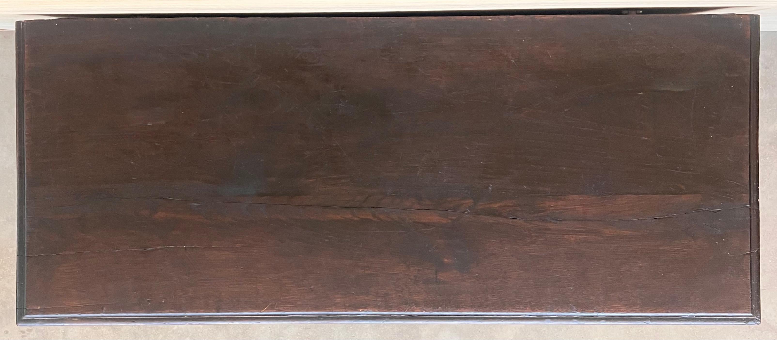 Antike geschnitzte große Kutxa-Truhe aus Nussbaumholz aus dem Baskenland, frühe 1800er Jahre im Angebot 1