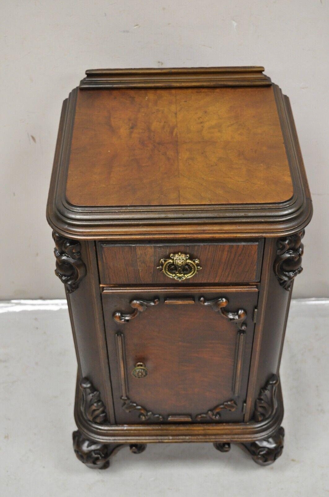 Antique Table de chevet en noyer sculpté Antique Revival Nightstand Bedside Table de nuit en vente 5