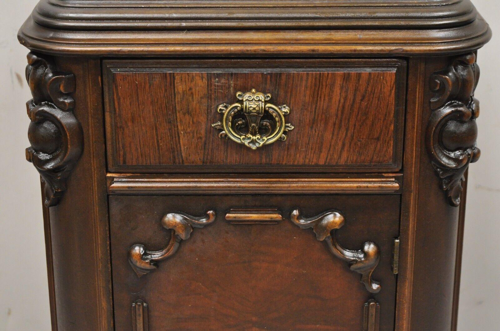 Antique Table de chevet en noyer sculpté Antique Revival Nightstand Bedside Table de nuit Bon état - En vente à Philadelphia, PA