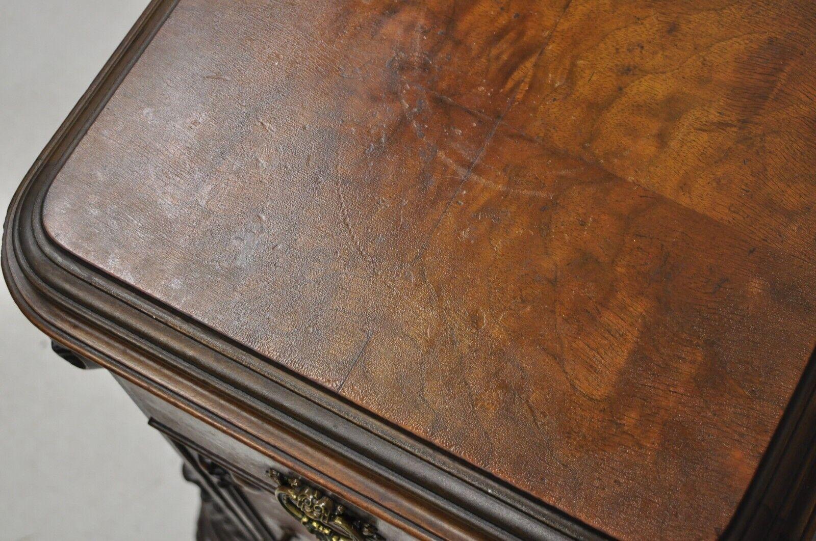 Noyer Antique Table de chevet en noyer sculpté Antique Revival Nightstand Bedside Table de nuit en vente