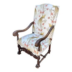 Chaise trône ancienne en noyer sculpté avec tissu brodé d'oiseaux, 19ème siècle