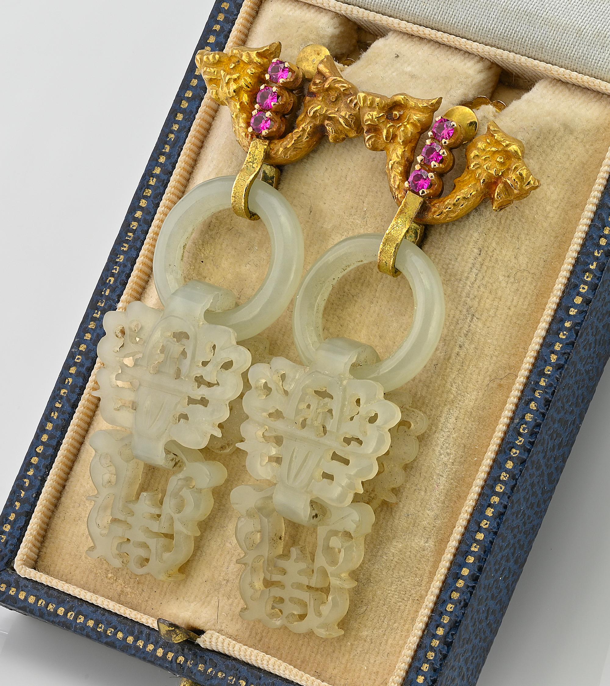 Antique Carved White Jade Dragon Earrings 18 Kt gold In Good Condition For Sale In Napoli, IT