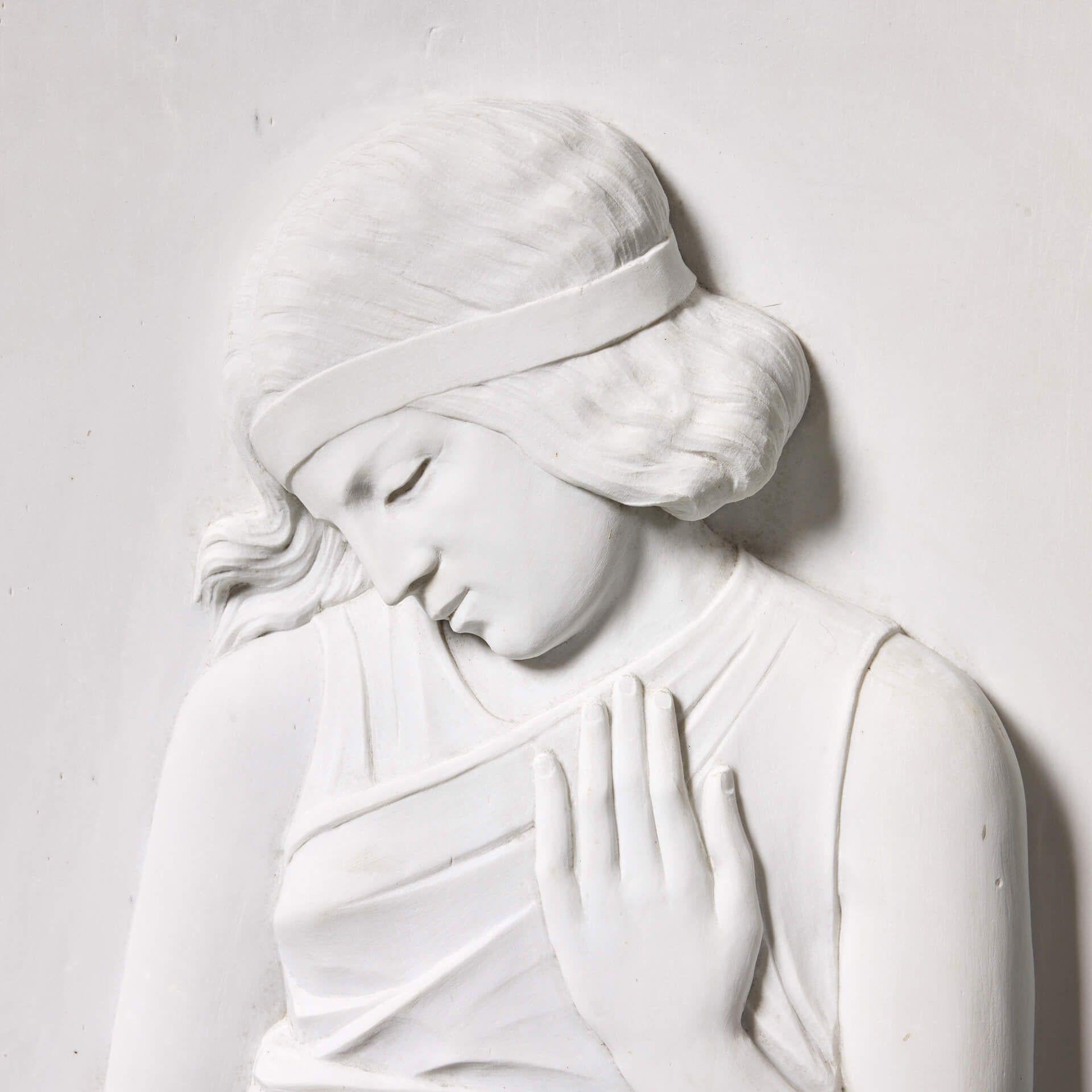 Regency Ancienne plaque en marbre blanc statuaire sculpté en vente